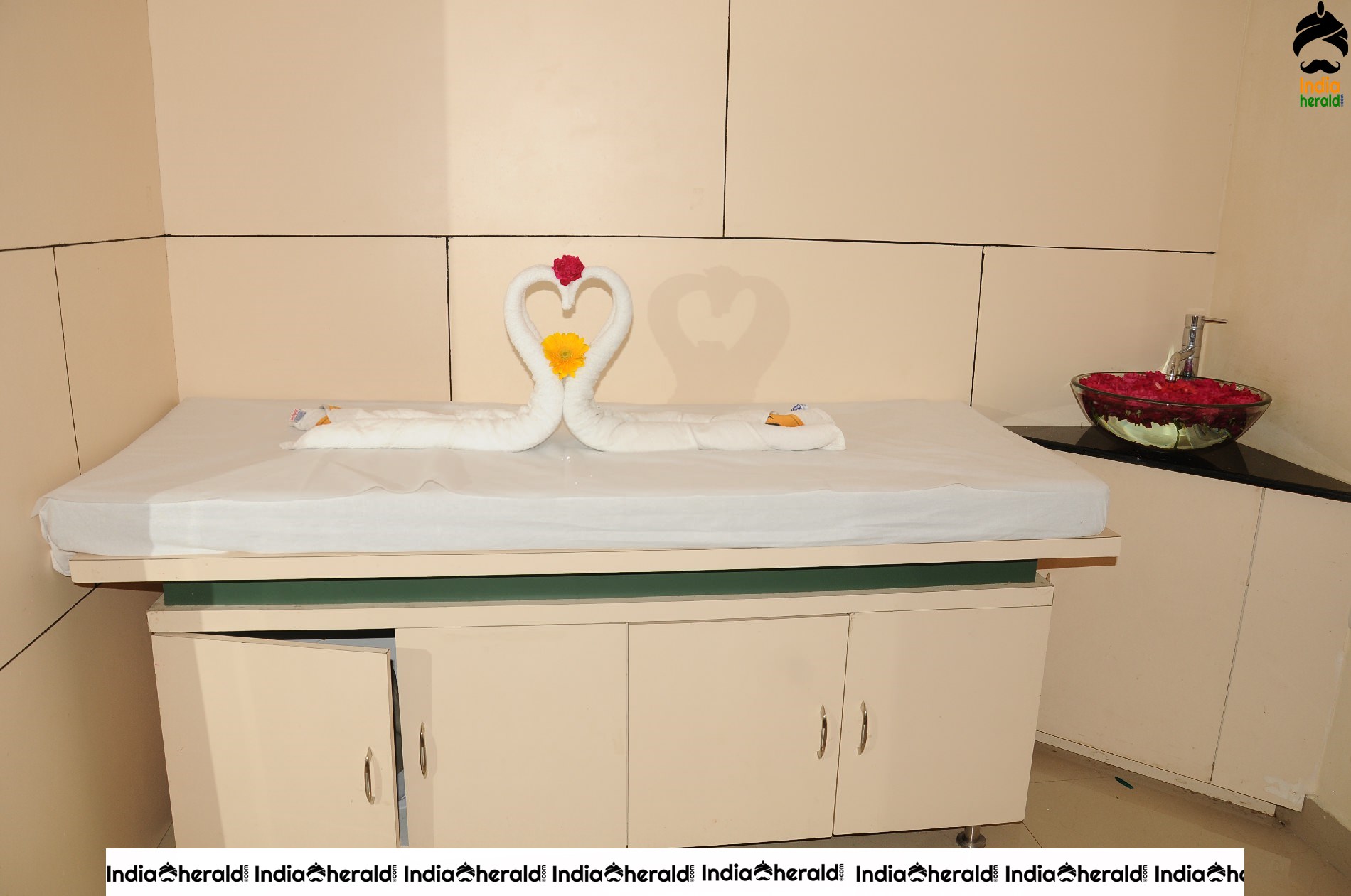 Former Femina miss india South Andleeb Zaidi Launches Premium Rewards Card at Vasundhara Salon Set 1