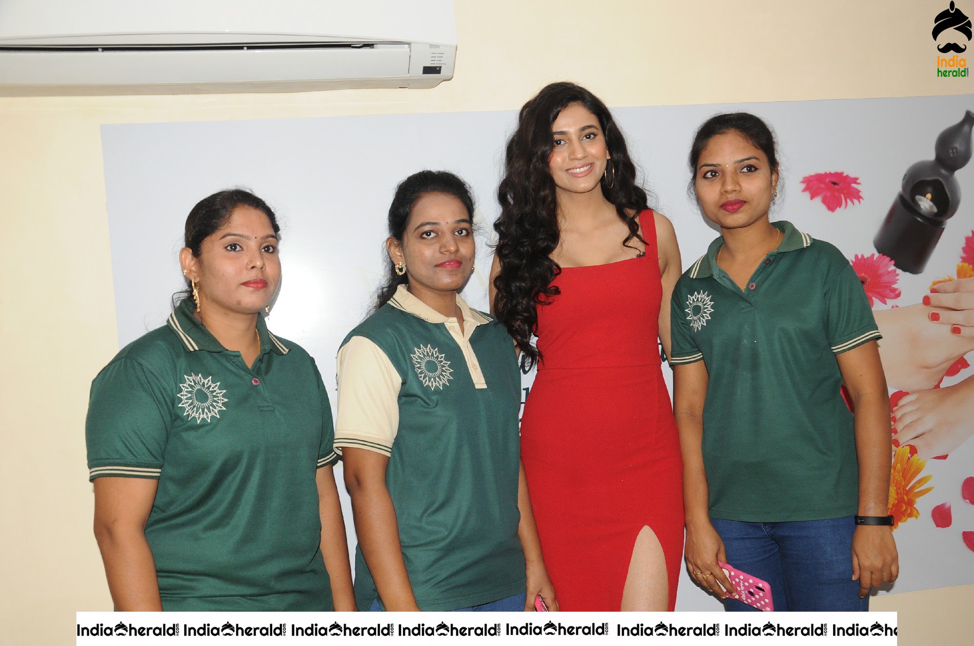 Former Femina miss india South Andleeb Zaidi Launches Premium Rewards Card at Vasundhara Salon Set 2