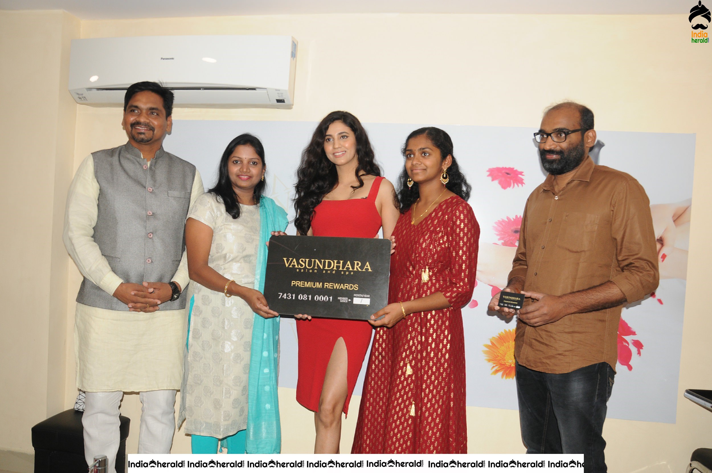 Former Femina miss india South Andleeb Zaidi Launches Premium Rewards Card at Vasundhara Salon Set 2