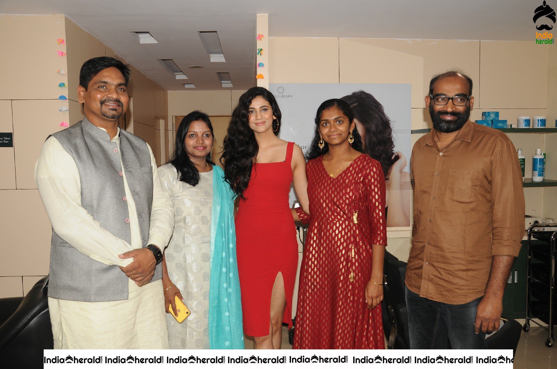 Former Femina miss india South Andleeb Zaidi Launches Premium Rewards Card at Vasundhara Salon Set 2