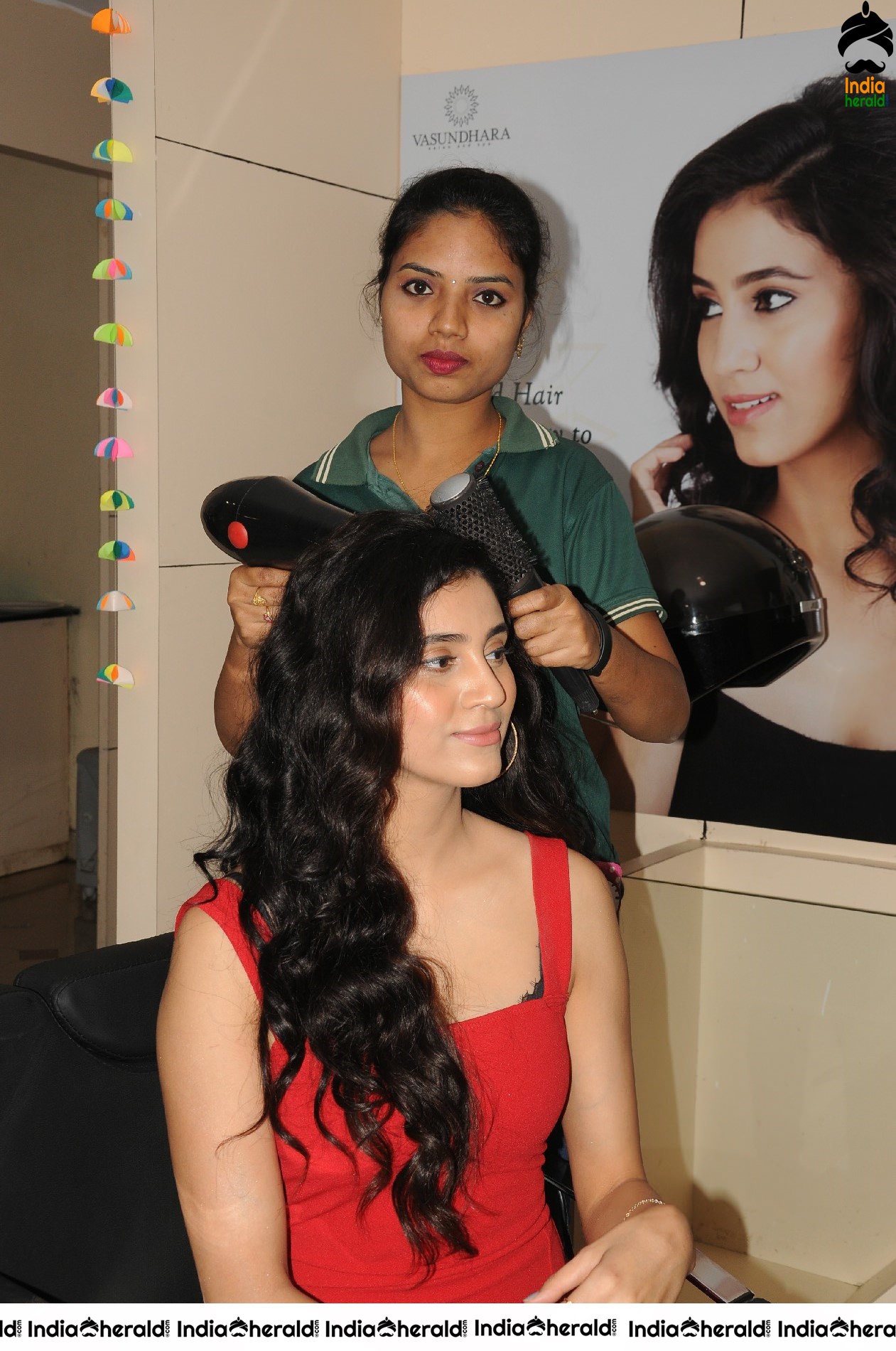 Former Femina miss india South Andleeb Zaidi Launches Premium Rewards Card at Vasundhara Salon Set 2