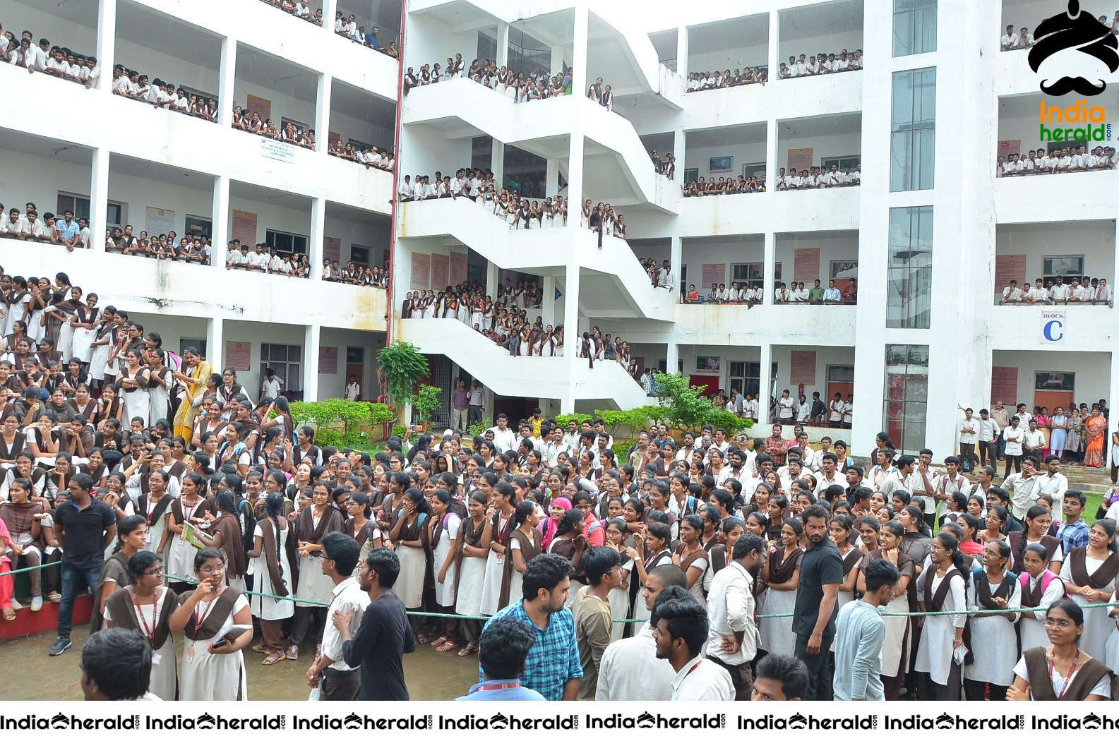 Gaddalakonda Ganesh Team At Vijayawada VVIT College Set 1