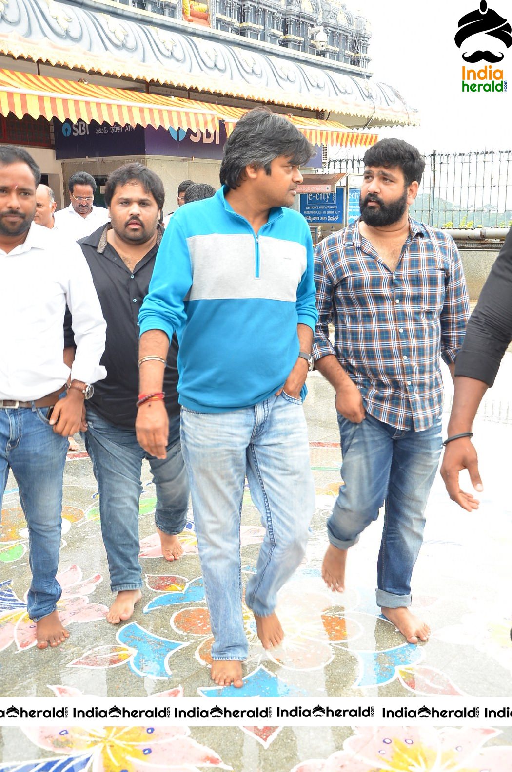 Gaddalakonda Ganesh Team Pays Visit To Vijayawada Durga Temple Set 1