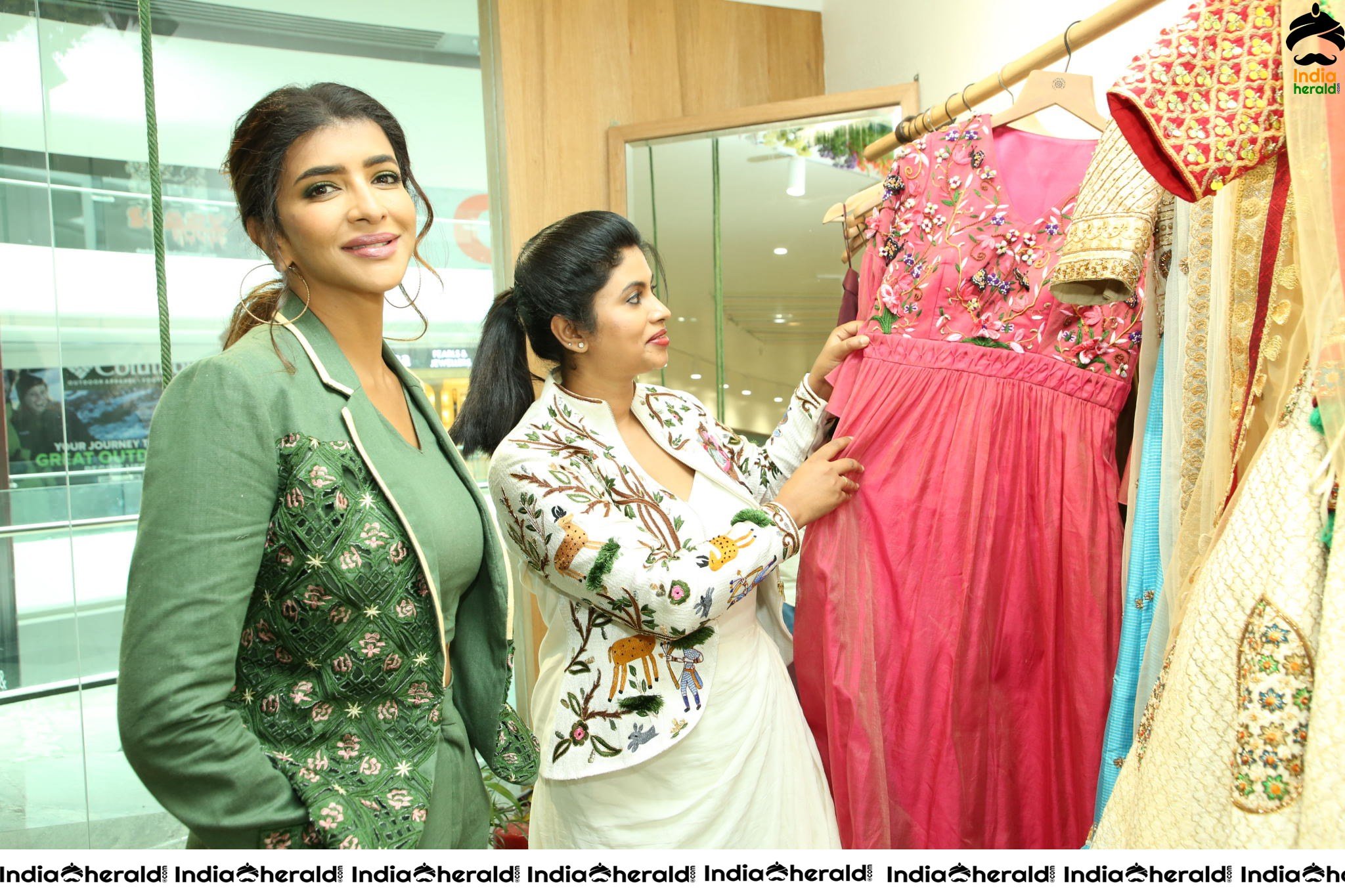 Grand Launch of ENDLESS KNOT Handloom Store at Kondapu by Lakshmi Manchu and Dir Harish Shankar Set 2