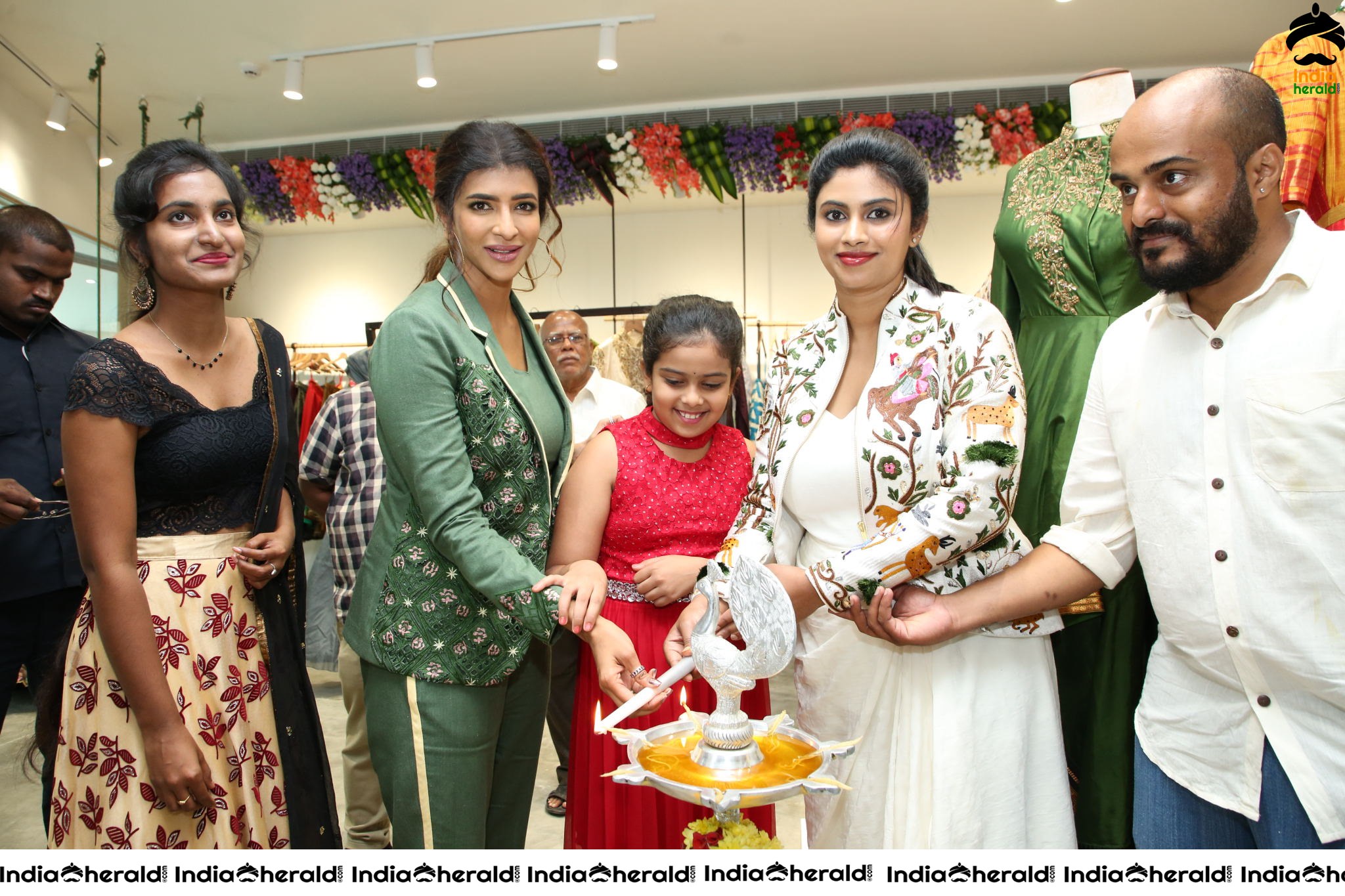 Grand Launch of ENDLESS KNOT Handloom Store at Kondapu by Lakshmi Manchu and Dir Harish Shankar Set 2