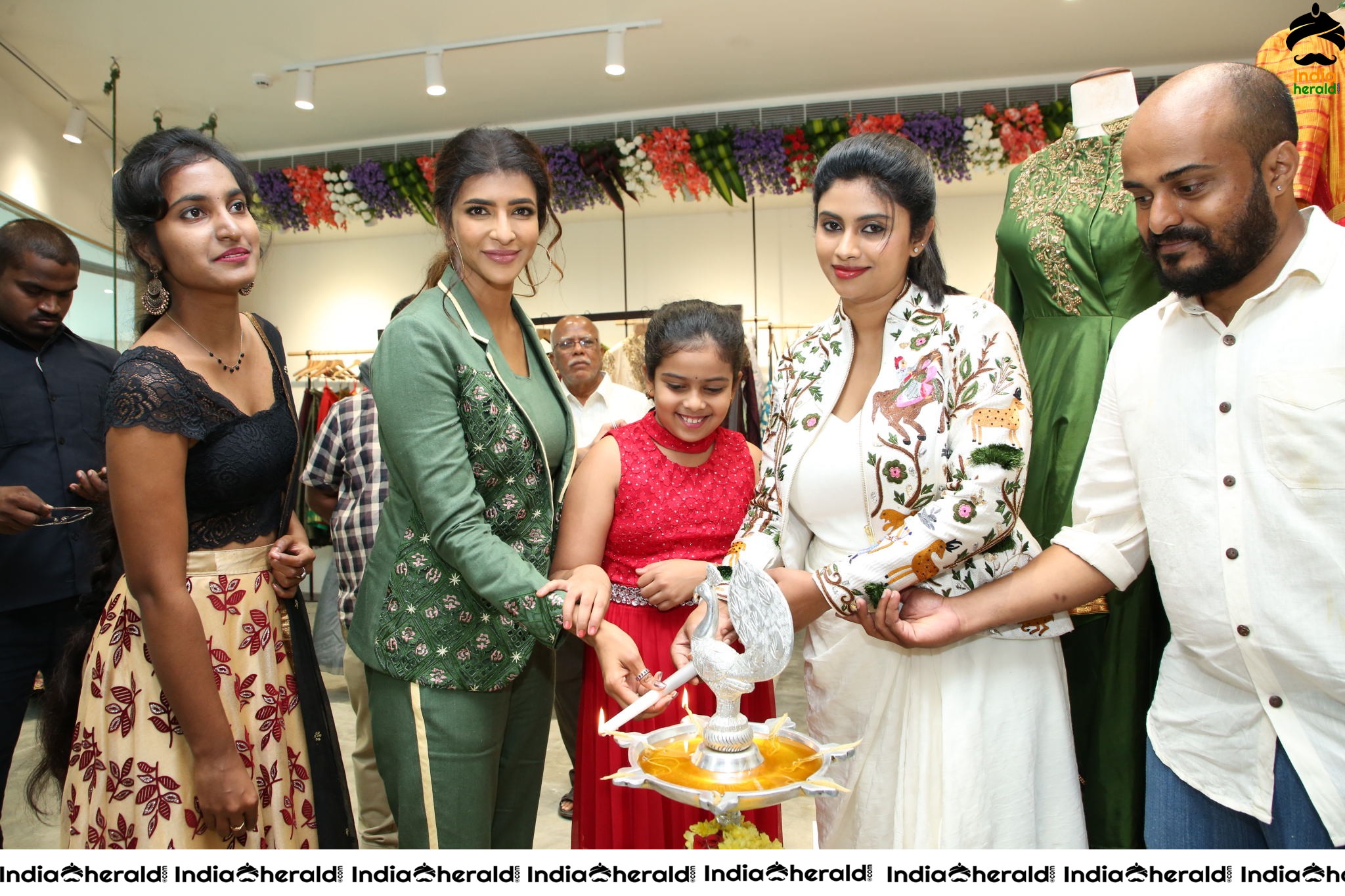 Grand Launch of ENDLESS KNOT Handloom Store at Kondapu by Lakshmi Manchu and Dir Harish Shankar Set 2