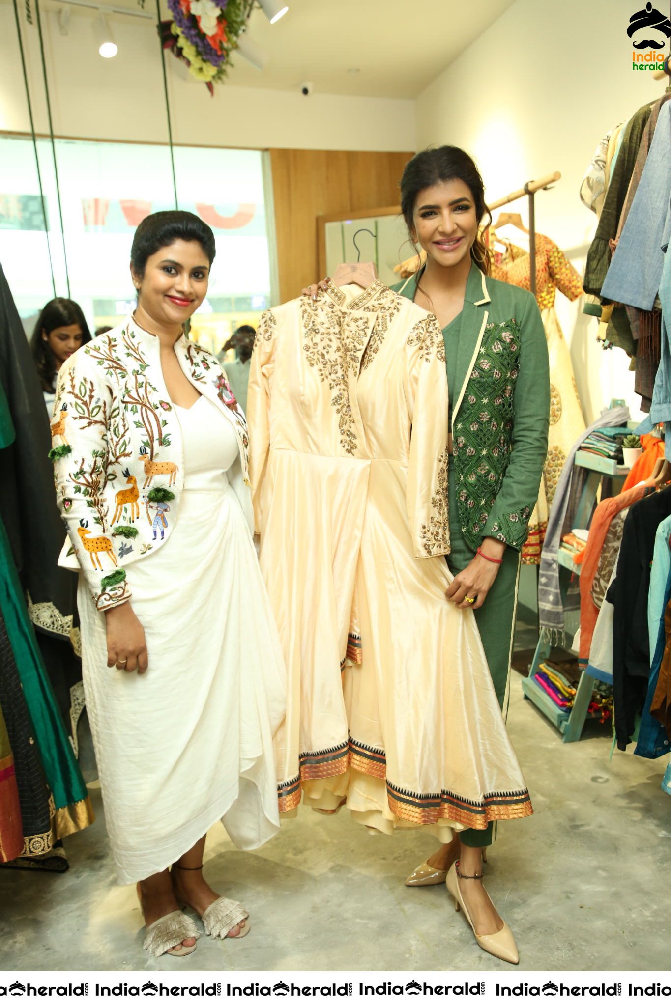 Grand Launch of ENDLESS KNOT Handloom Store at Kondapu by Lakshmi Manchu and Dir Harish Shankar Set 3