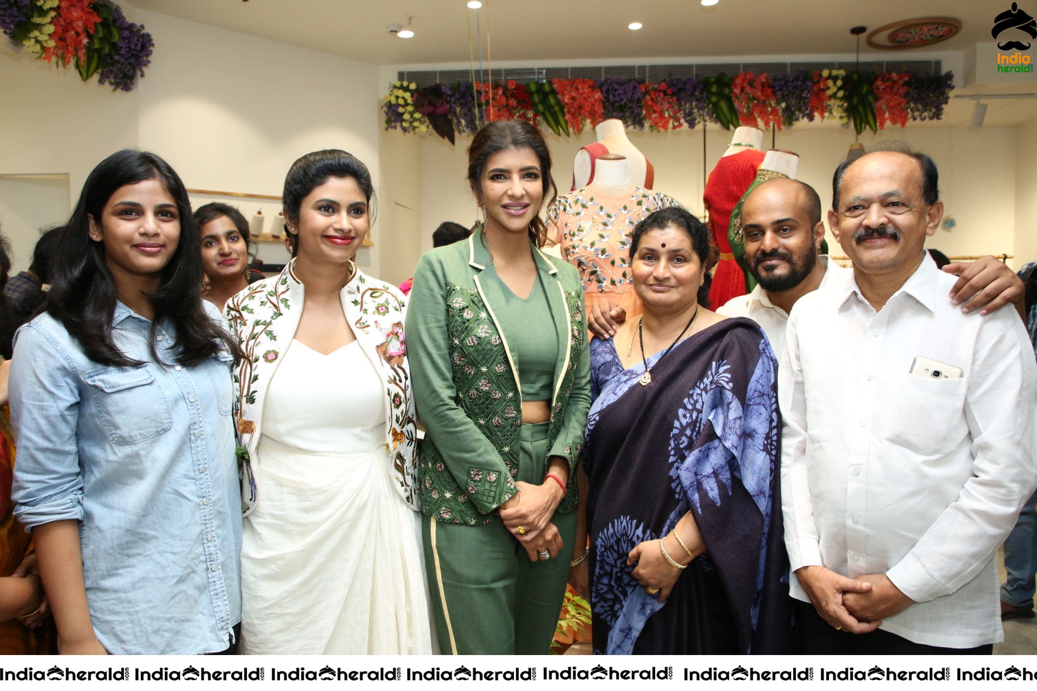 Grand Launch of ENDLESS KNOT Handloom Store at Kondapu by Lakshmi Manchu and Dir Harish Shankar Set 4