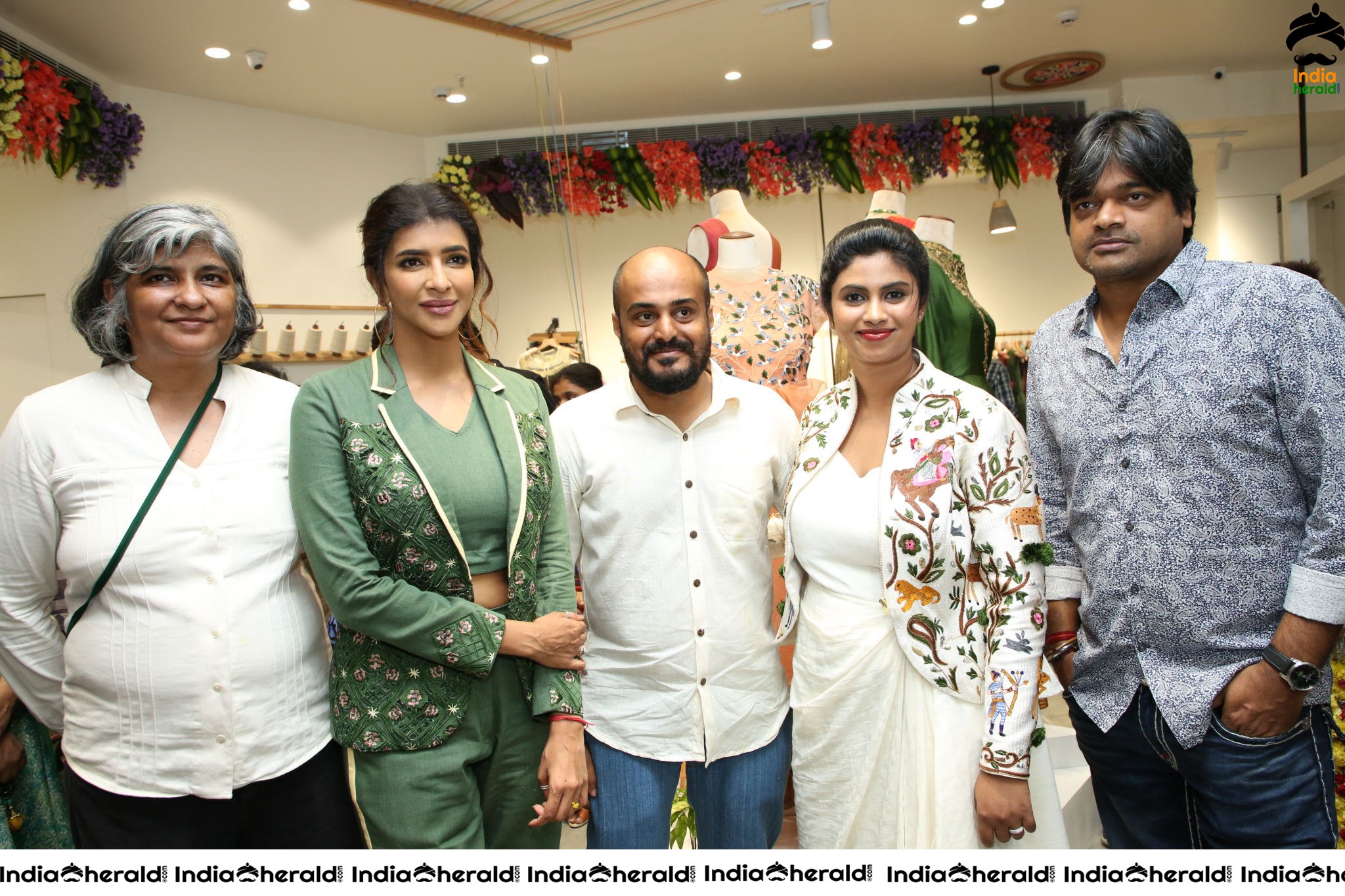 Grand Launch of ENDLESS KNOT Handloom Store at Kondapu by Lakshmi Manchu and Dir Harish Shankar Set 4