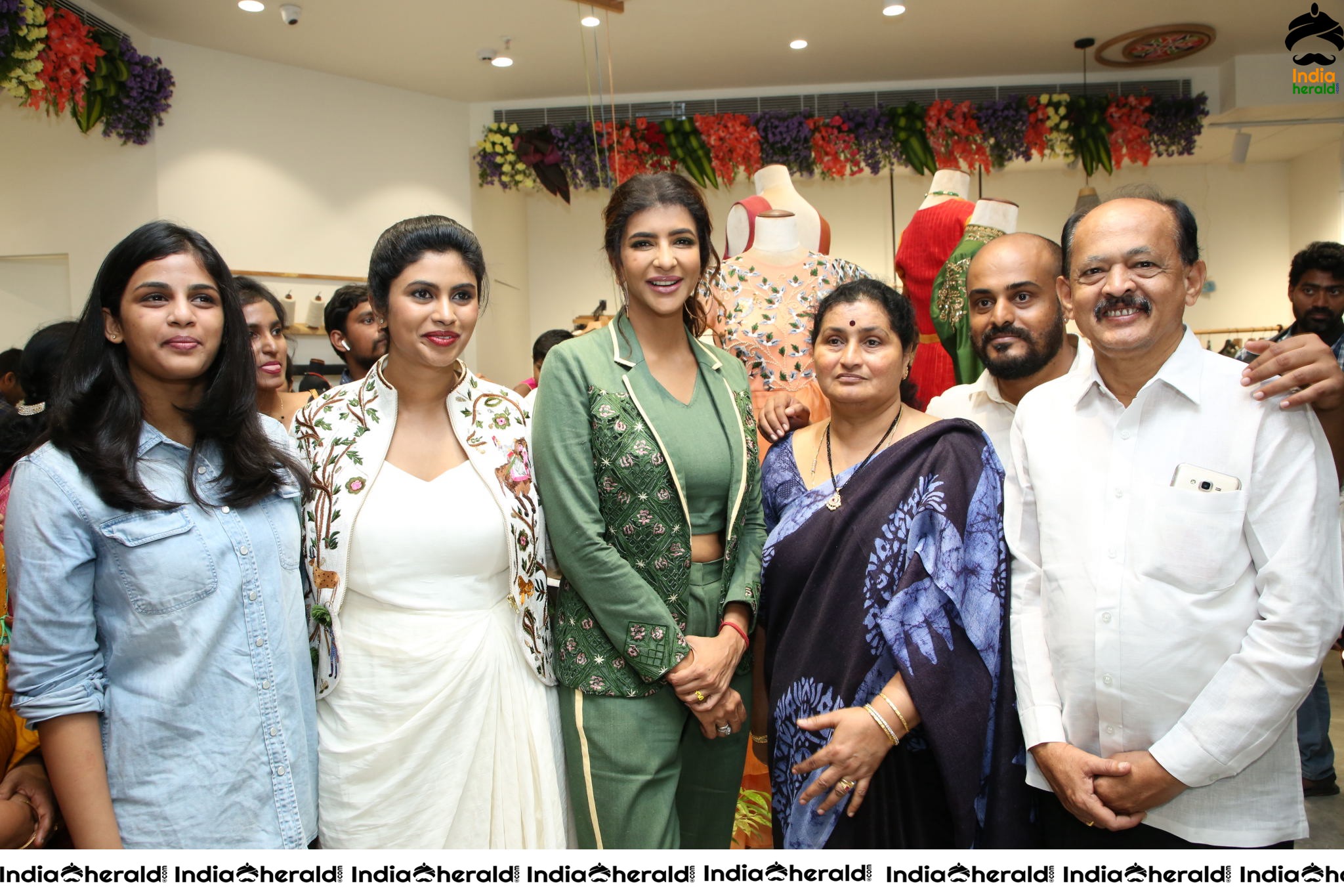 Grand Launch of ENDLESS KNOT Handloom Store at Kondapu by Lakshmi Manchu and Dir Harish Shankar Set 4
