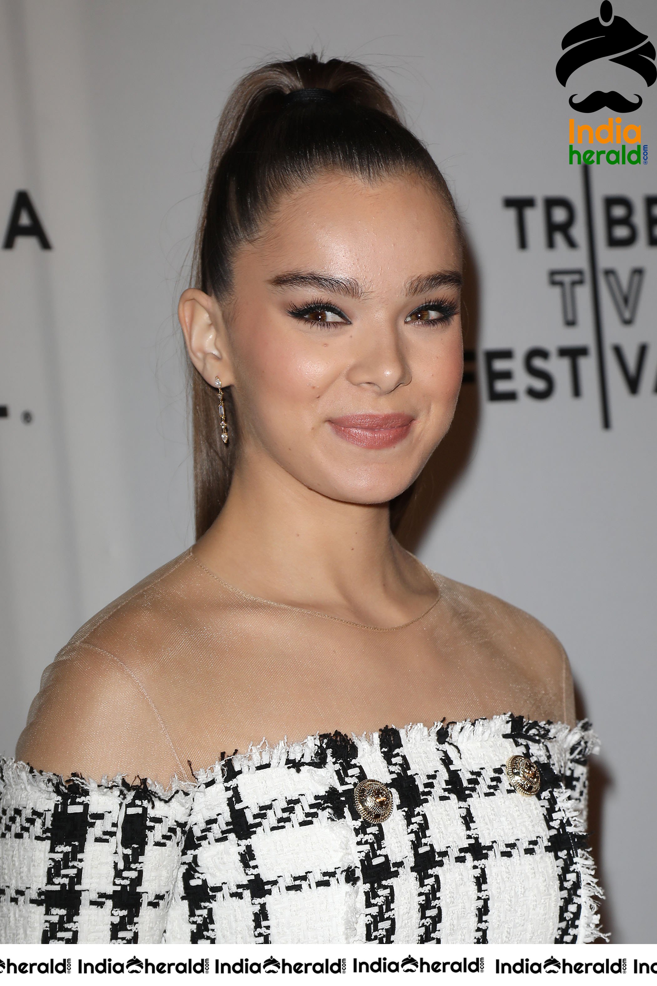 Hailee Steinfeld During Dickinson Screening 2019 At Tribeca TV Festival In New York City Set 1