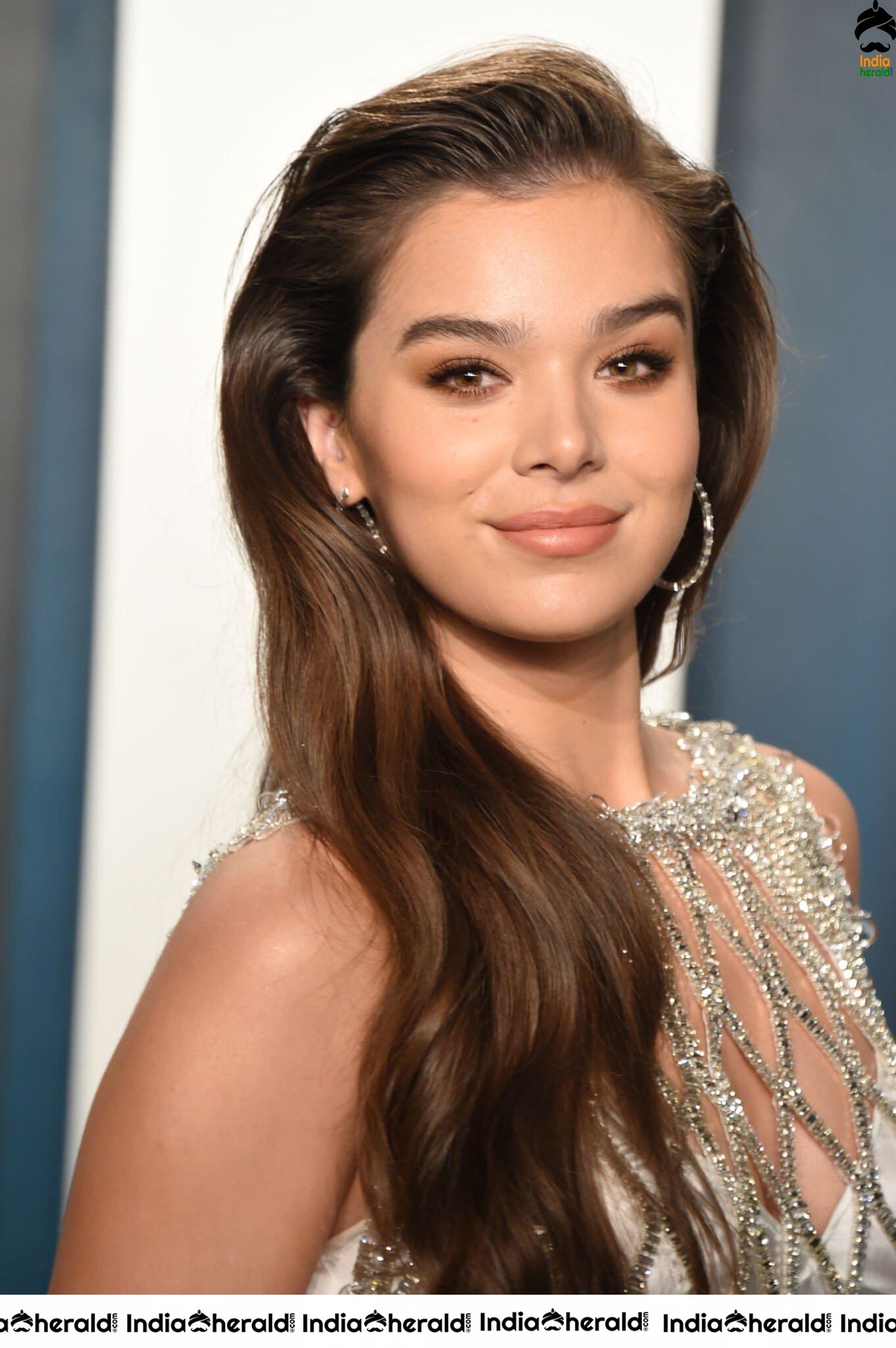 Hailee Steinfeld Looking Pretty at Oscar Party Dinner Event