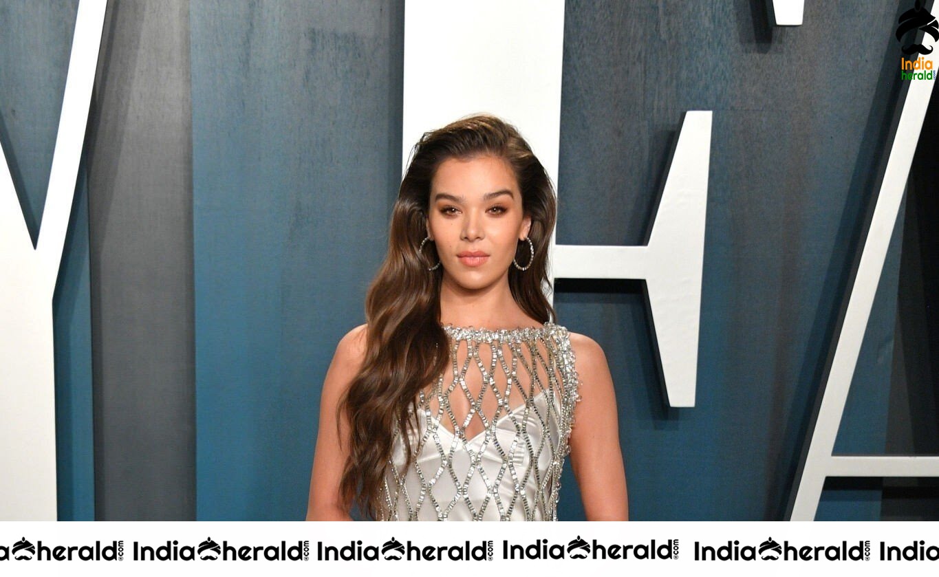 Hailee Steinfeld Looking Pretty at Oscar Party Dinner Event