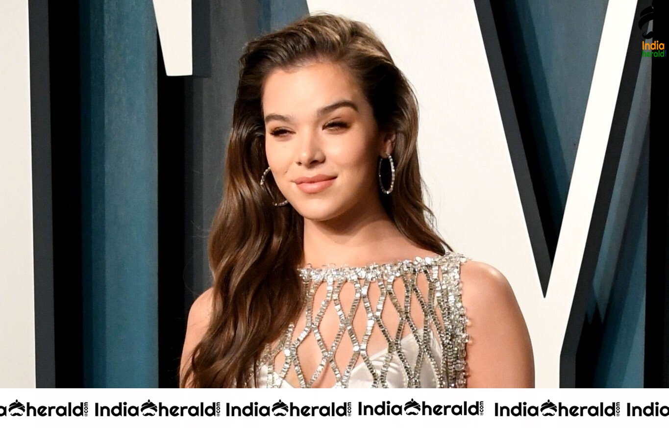 Hailee Steinfeld Looking Pretty at Oscar Party Dinner Event