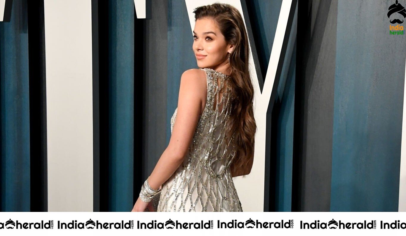 Hailee Steinfeld Looking Pretty at Oscar Party Dinner Event