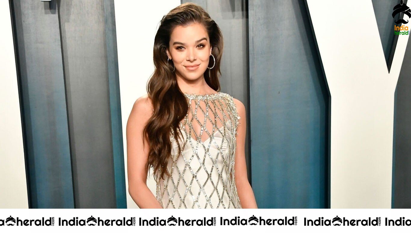 Hailee Steinfeld Looking Pretty at Oscar Party Dinner Event