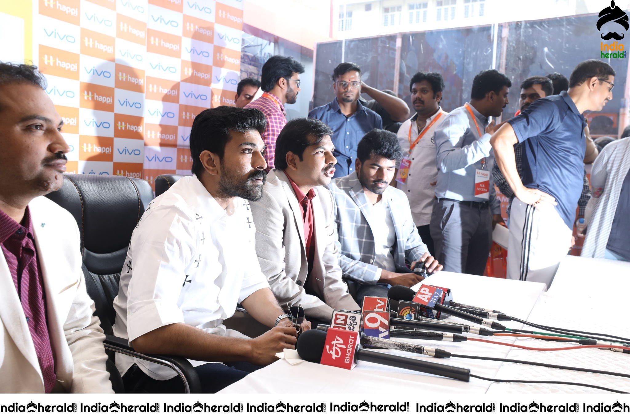 HAPPI MOBILES GRAND LAUNCH OF 60TH STORE BY RAM CHARAN AT VIJAYAWAD Set 2