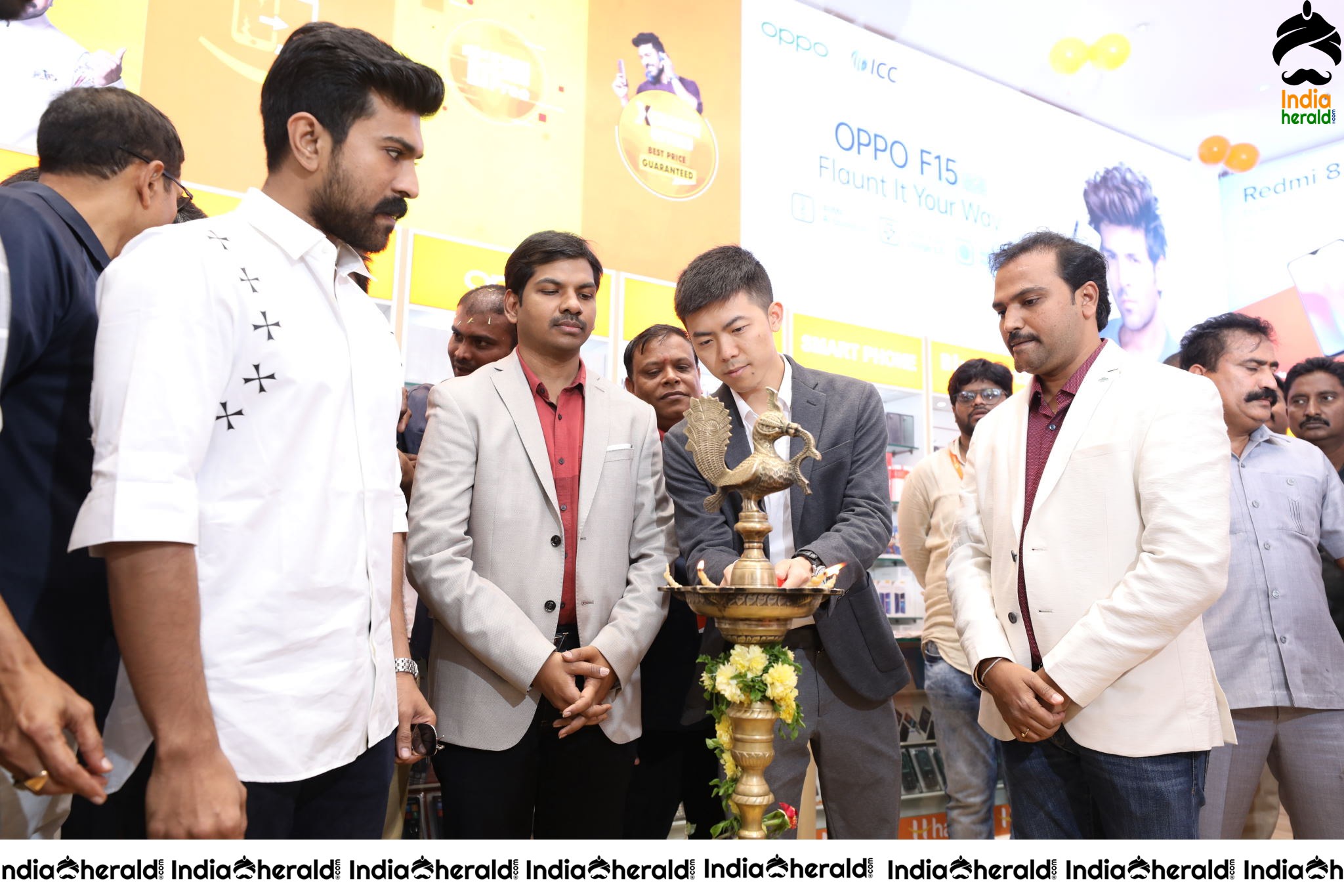 HAPPI MOBILES GRAND LAUNCH OF 60TH STORE BY RAM CHARAN AT VIJAYAWAD Set 2