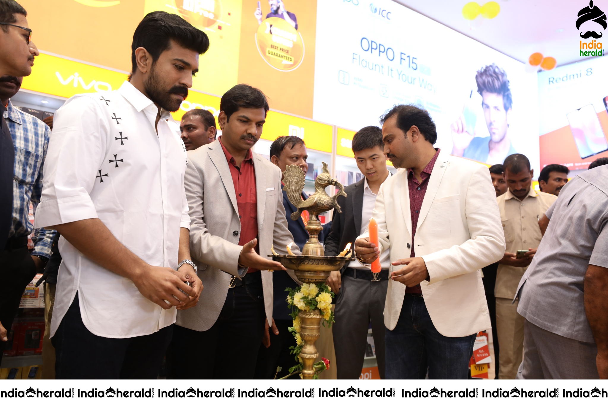 HAPPI MOBILES GRAND LAUNCH OF 60TH STORE BY RAM CHARAN AT VIJAYAWAD Set 2