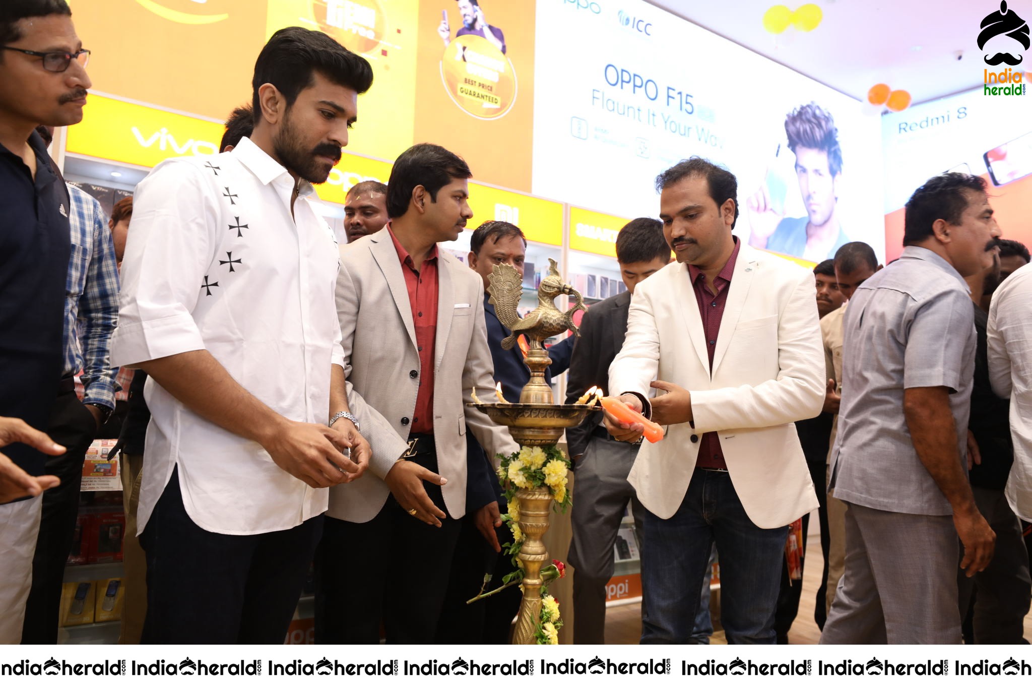 HAPPI MOBILES GRAND LAUNCH OF 60TH STORE BY RAM CHARAN AT VIJAYAWAD Set 2