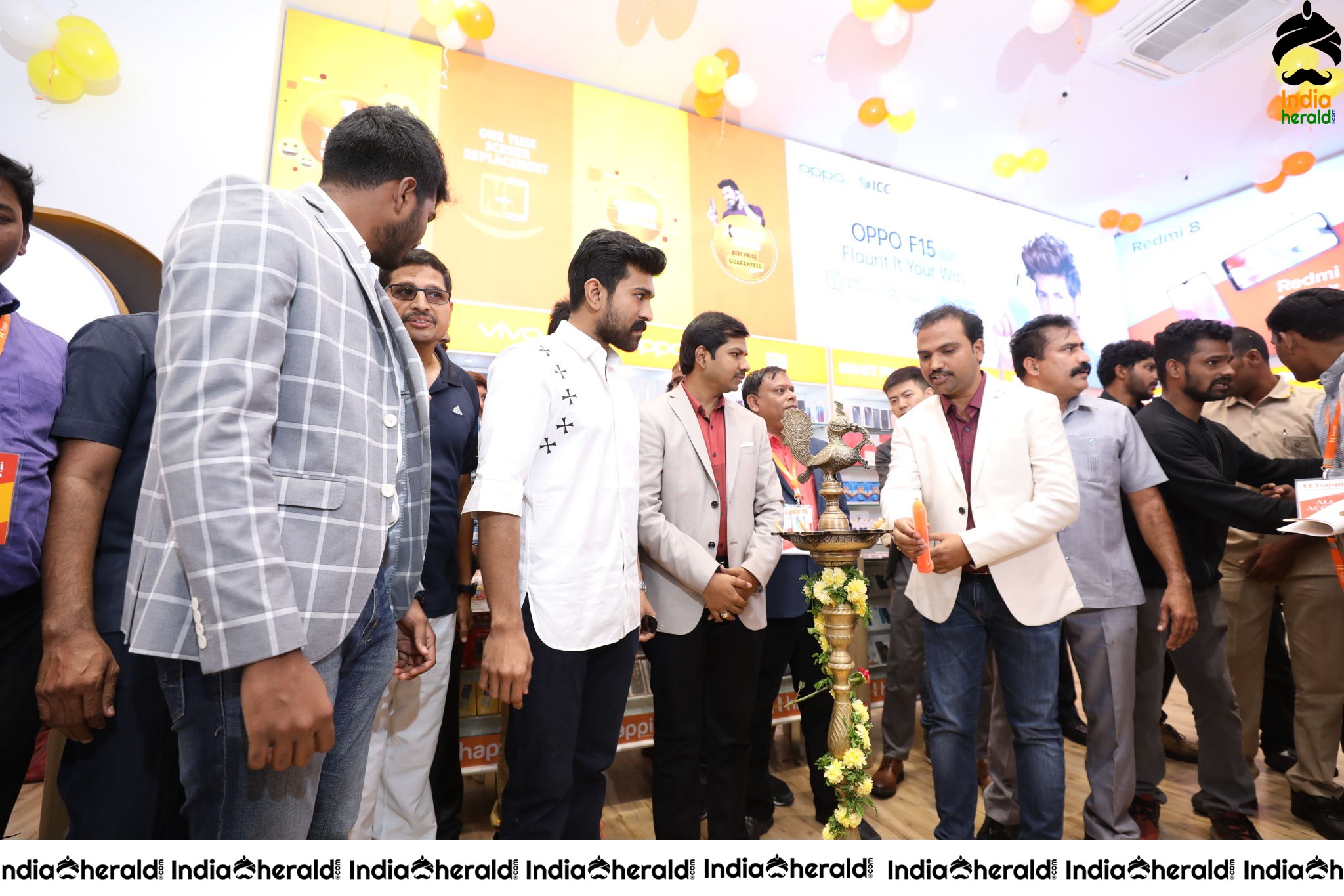 HAPPI MOBILES GRAND LAUNCH OF 60TH STORE BY RAM CHARAN AT VIJAYAWAD Set 2