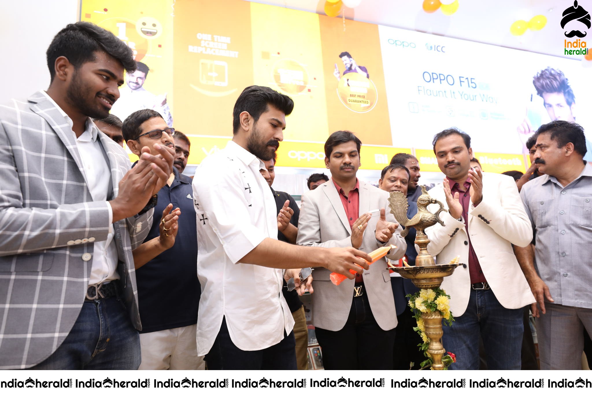 HAPPI MOBILES GRAND LAUNCH OF 60TH STORE BY RAM CHARAN AT VIJAYAWAD Set 2