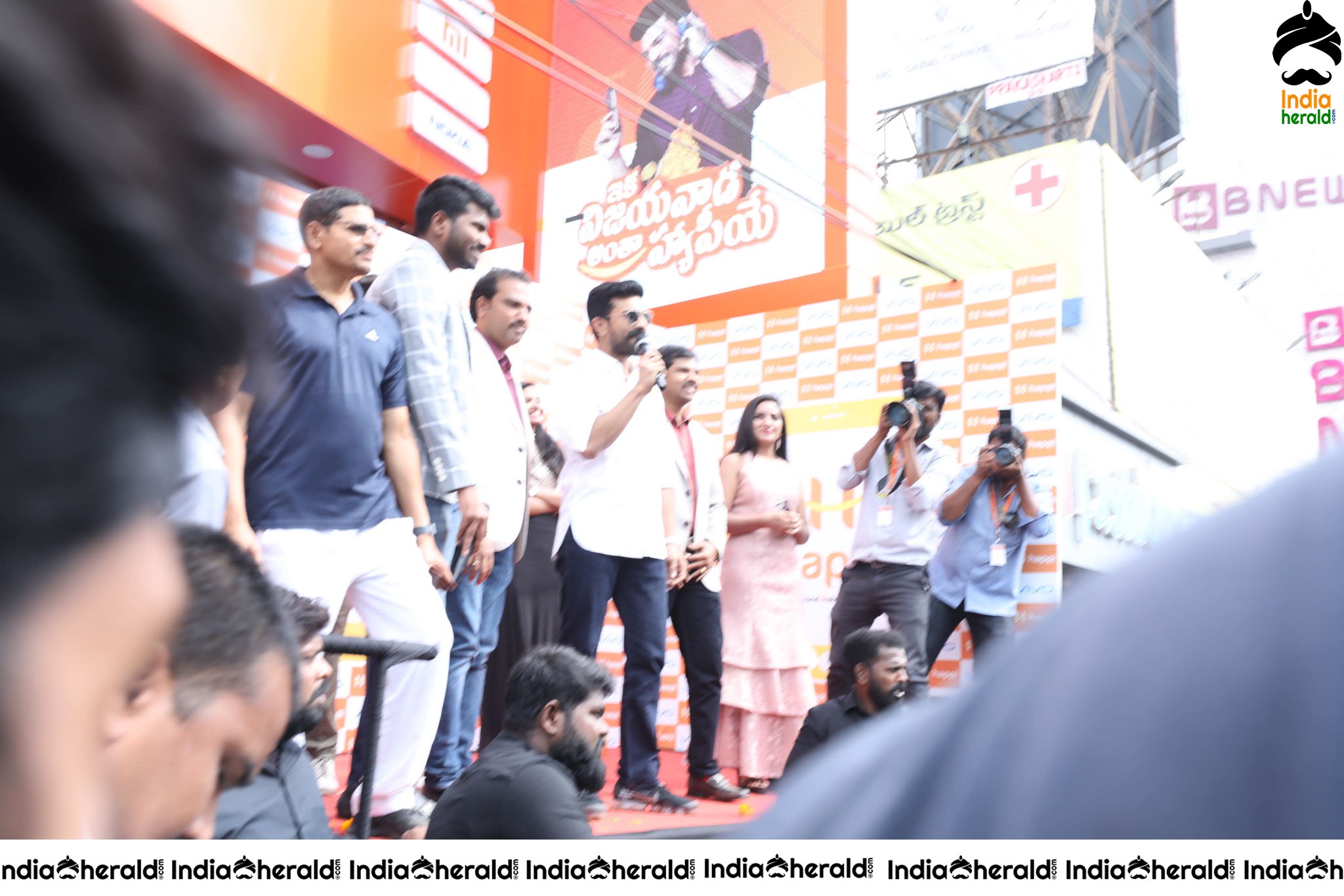 HAPPI MOBILES GRAND LAUNCH OF 60TH STORE BY RAM CHARAN AT VIJAYAWAD Set 3