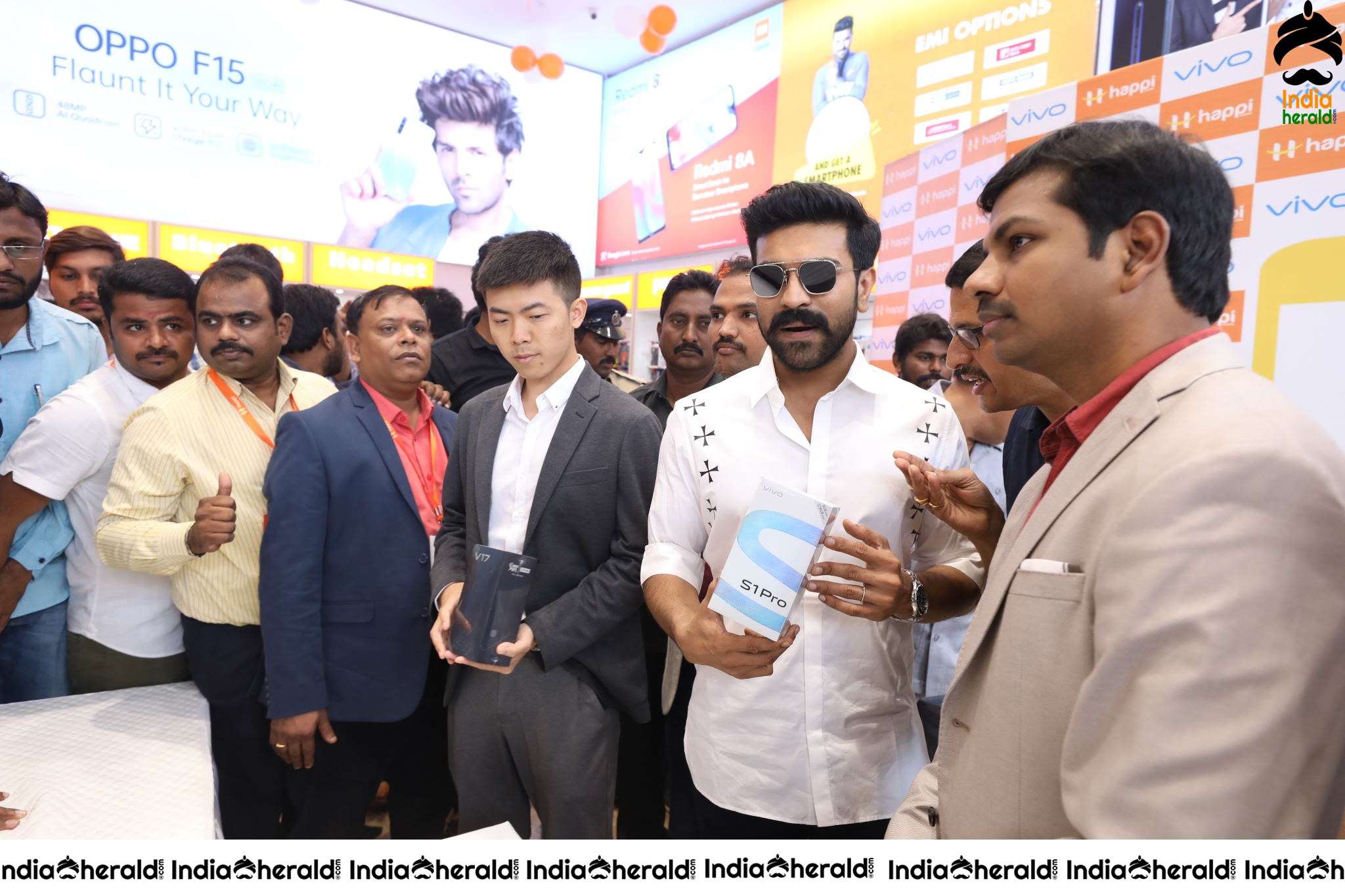 HAPPI MOBILES GRAND LAUNCH OF 60TH STORE BY RAM CHARAN AT VIJAYAWAD Set 3