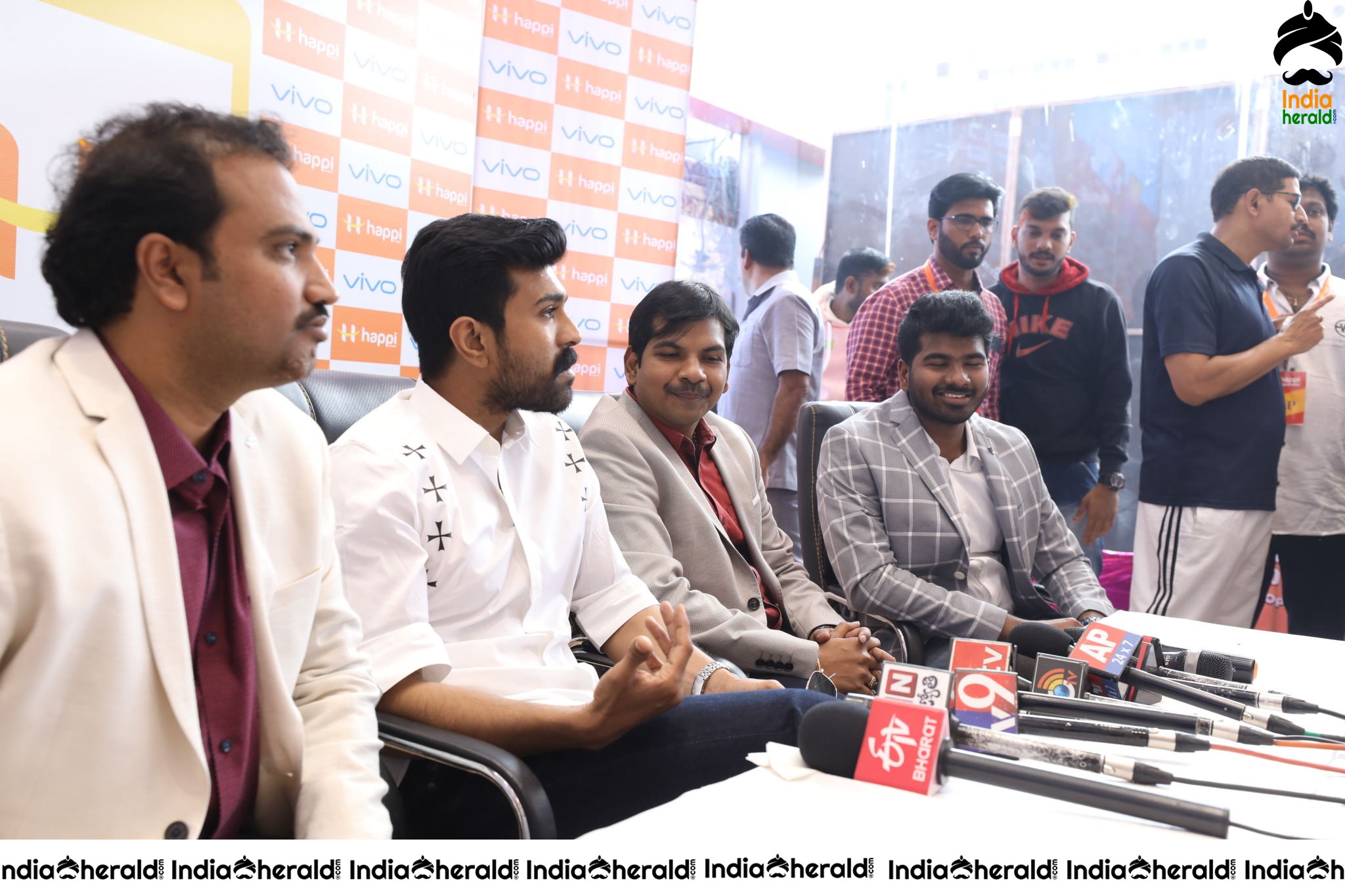 HAPPI MOBILES GRAND LAUNCH OF 60TH STORE BY RAM CHARAN AT VIJAYAWAD Set 3