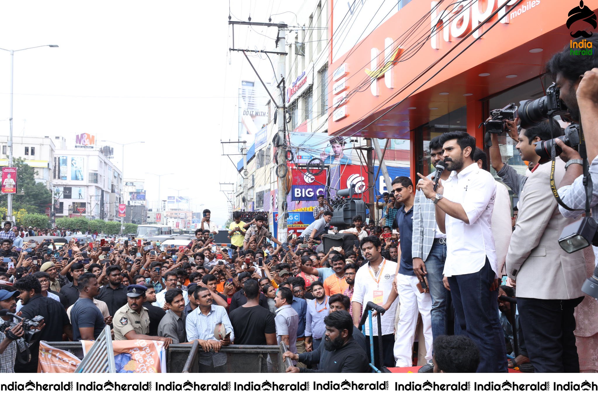 HAPPI MOBILES GRAND LAUNCH OF 60TH STORE BY RAM CHARAN AT VIJAYAWAD Set 4