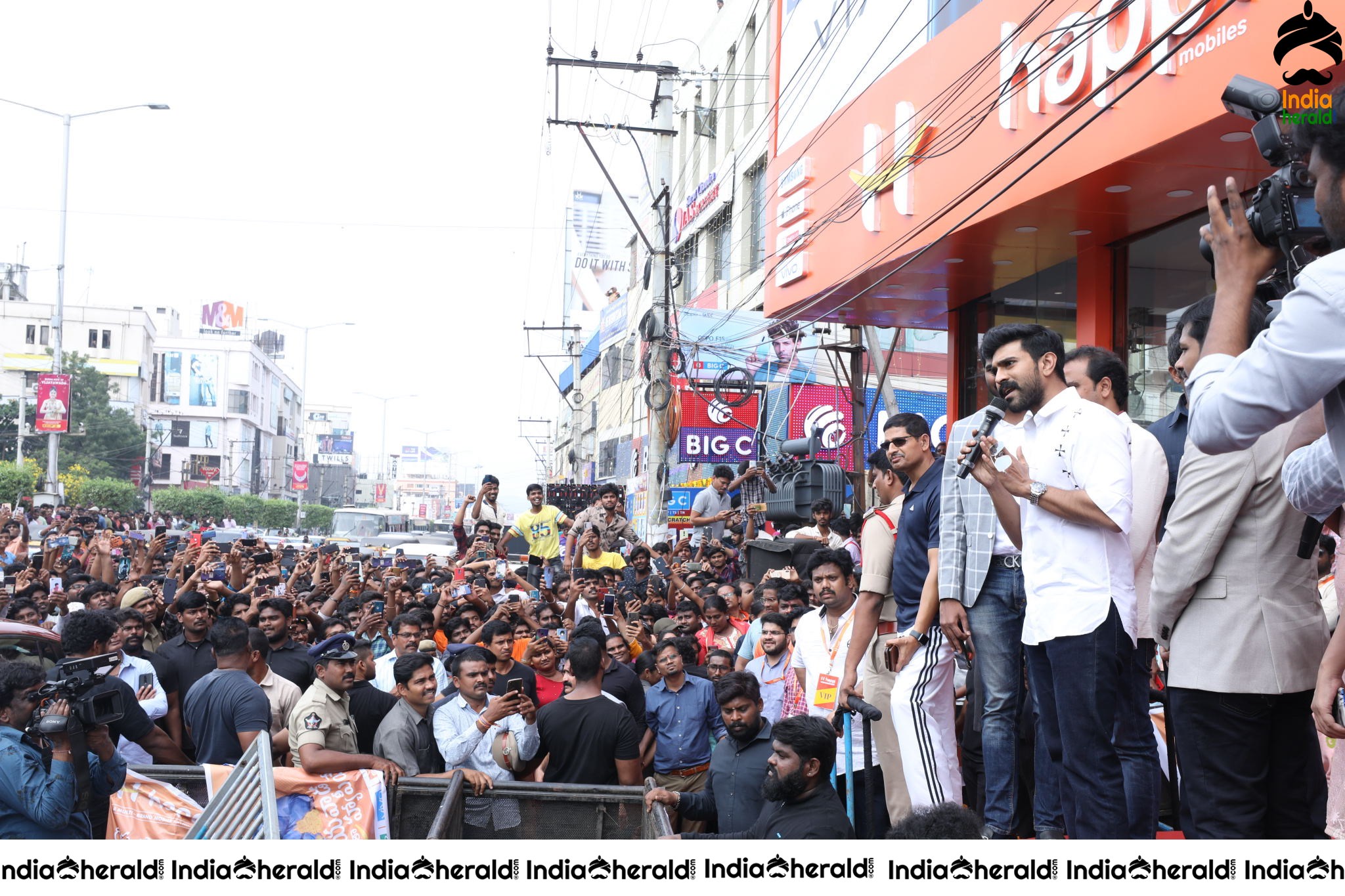 HAPPI MOBILES GRAND LAUNCH OF 60TH STORE BY RAM CHARAN AT VIJAYAWAD Set 4