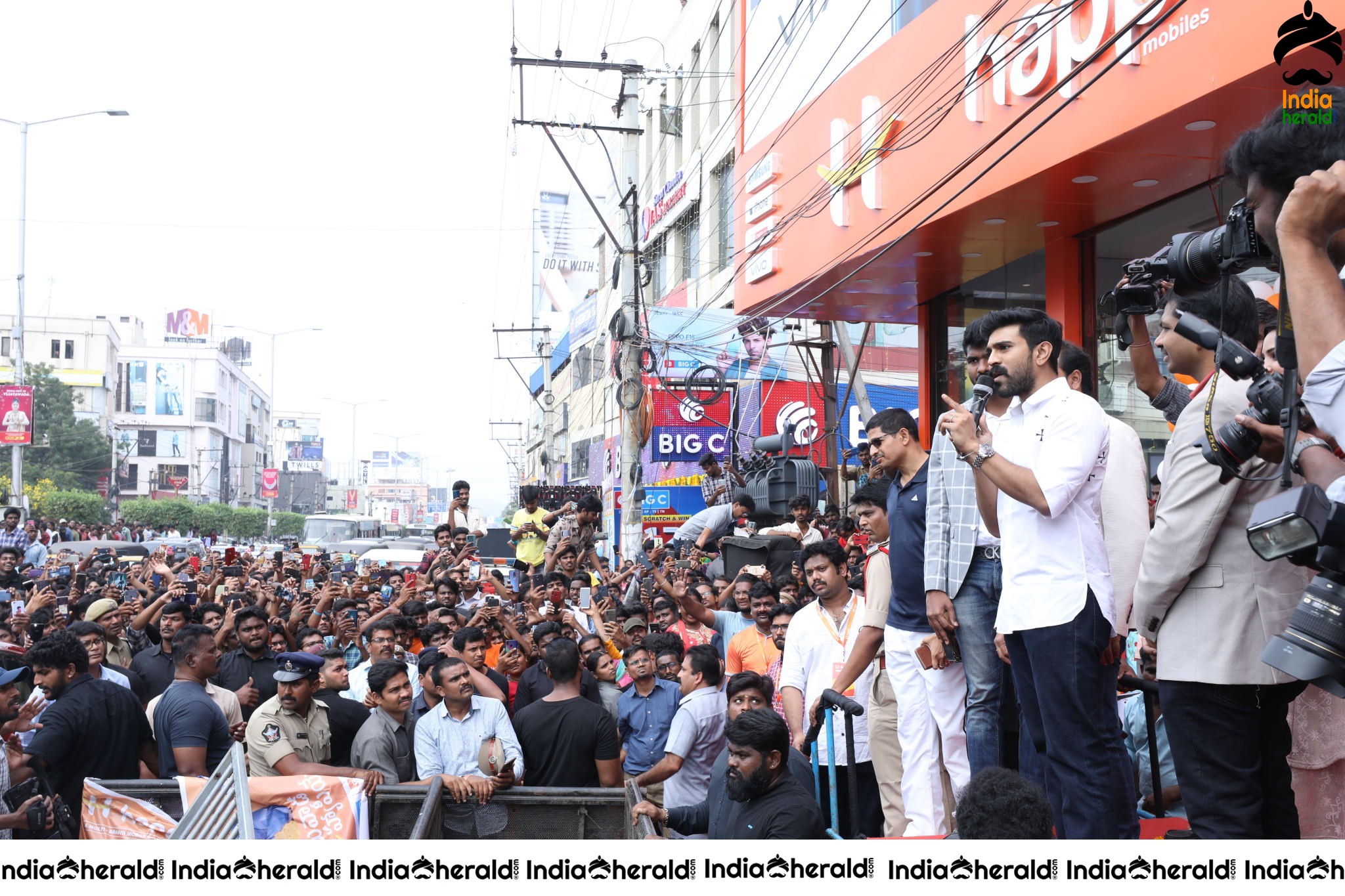 HAPPI MOBILES GRAND LAUNCH OF 60TH STORE BY RAM CHARAN AT VIJAYAWAD Set 4