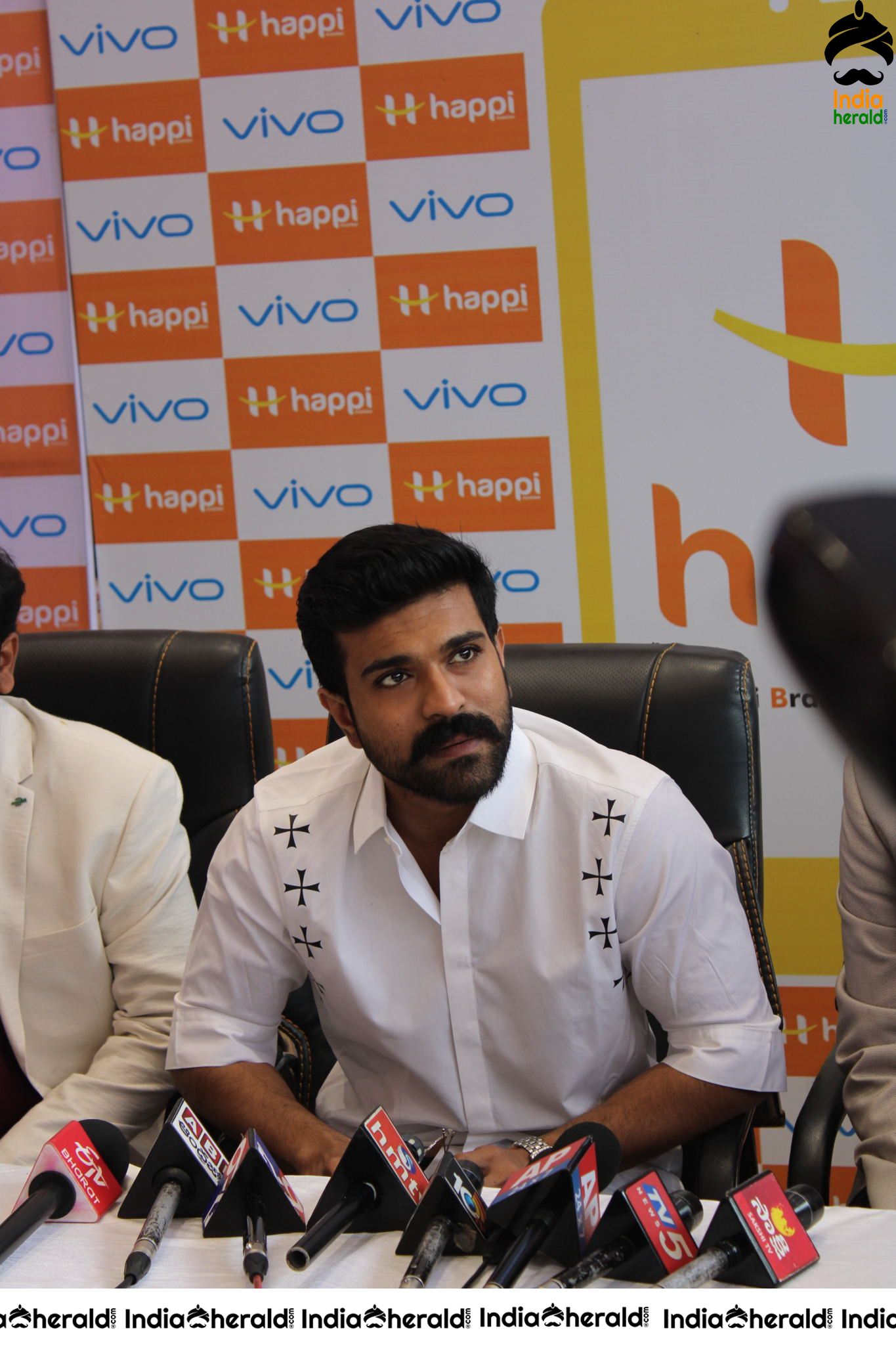 HAPPI MOBILES GRAND LAUNCH OF 60TH STORE BY RAM CHARAN AT VIJAYAWAD Set 5