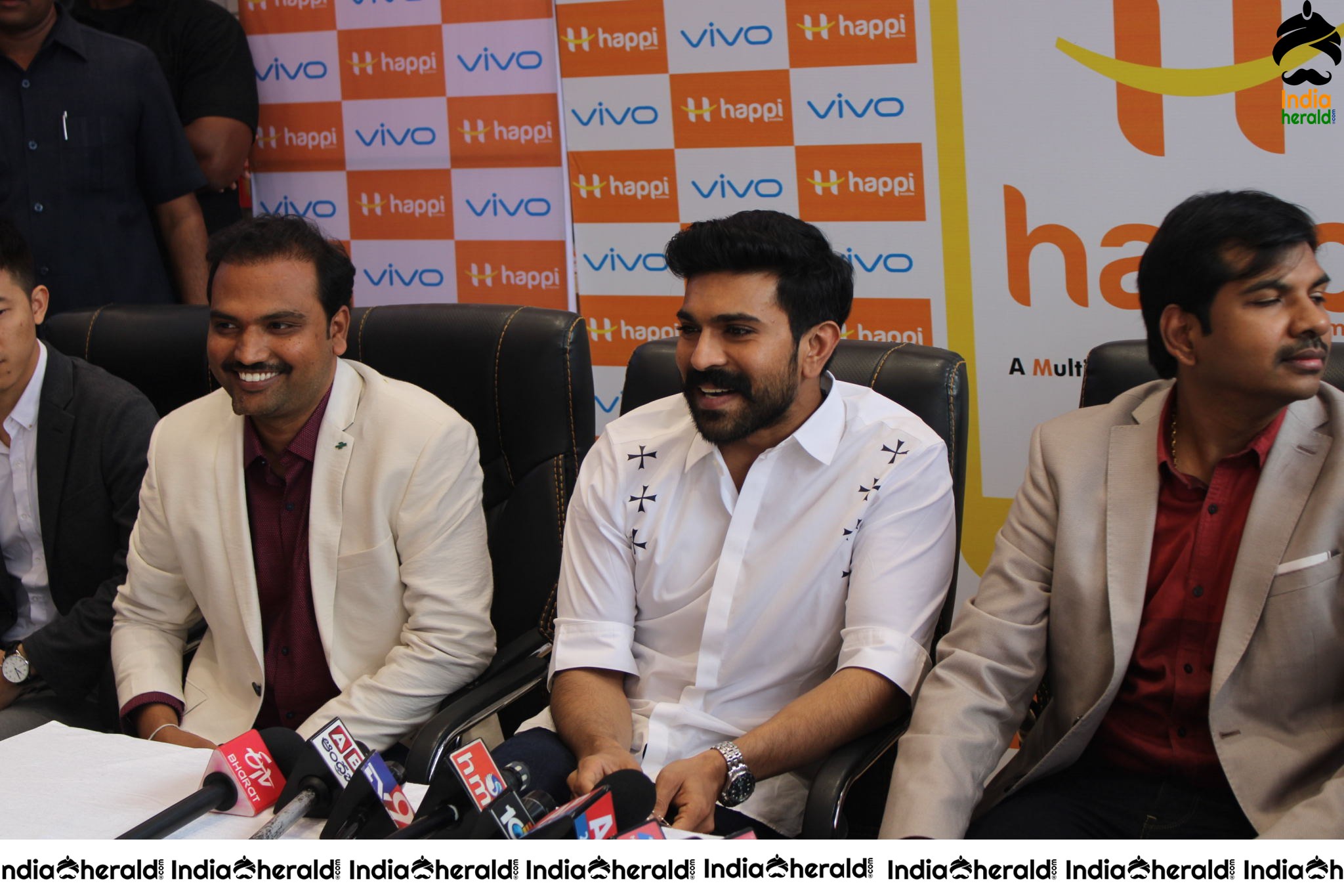 HAPPI MOBILES GRAND LAUNCH OF 60TH STORE BY RAM CHARAN AT VIJAYAWAD Set 6