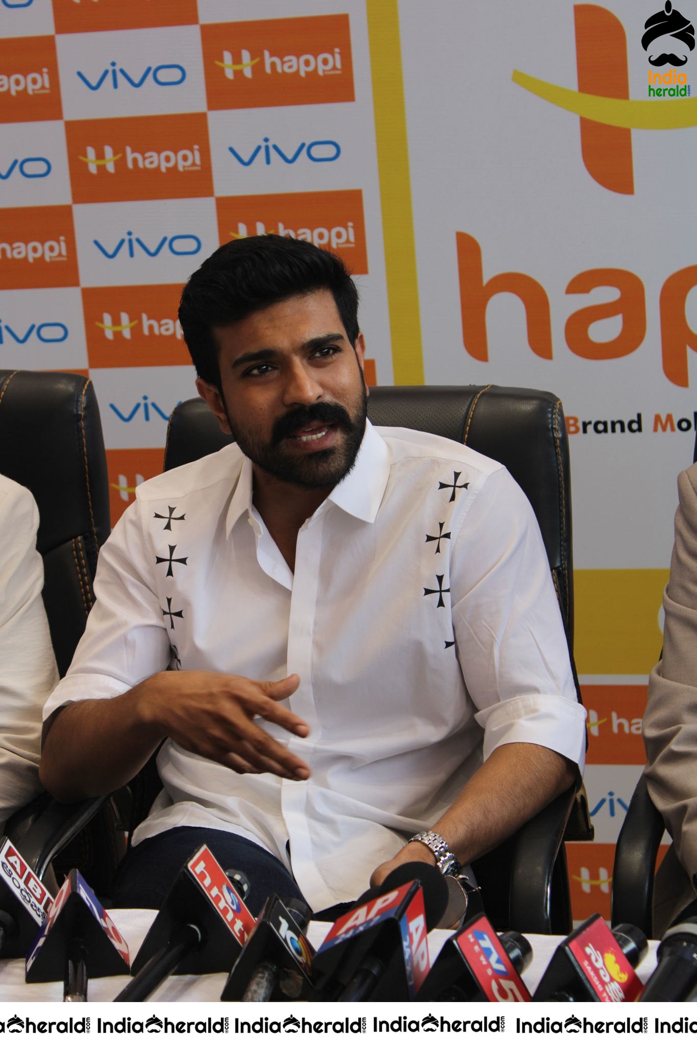 HAPPI MOBILES GRAND LAUNCH OF 60TH STORE BY RAM CHARAN AT VIJAYAWAD Set 6