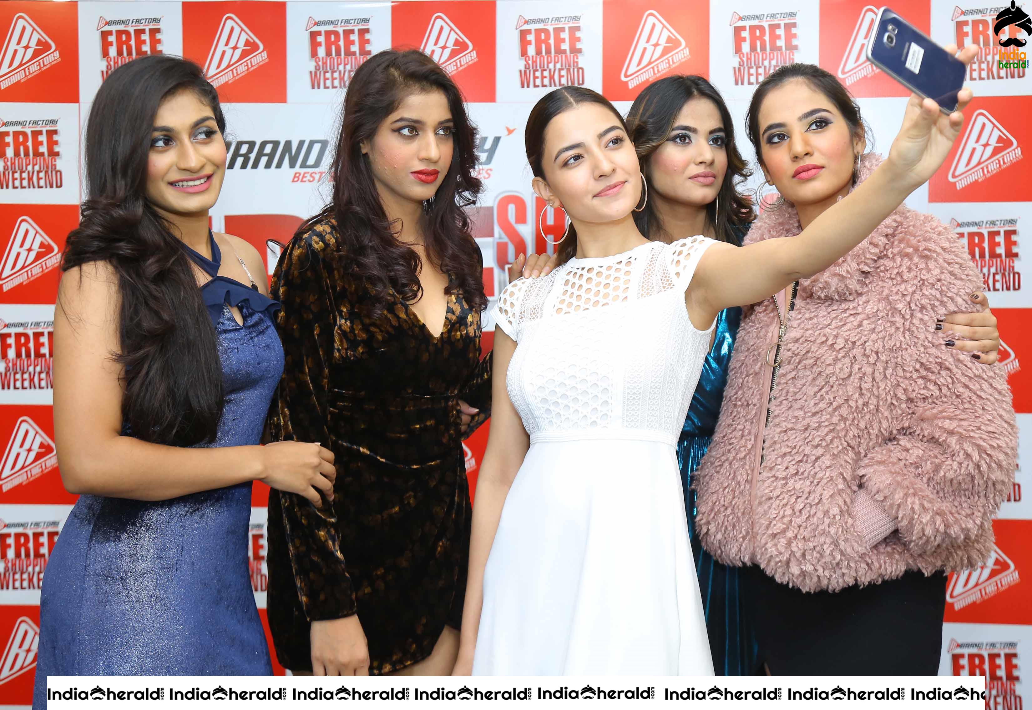 Hebah Patel and Rukshar Dillon Unveils Poster at Pre Launch Celebrations of Free Shopping Weekend by BRAND FACTORY Set 1