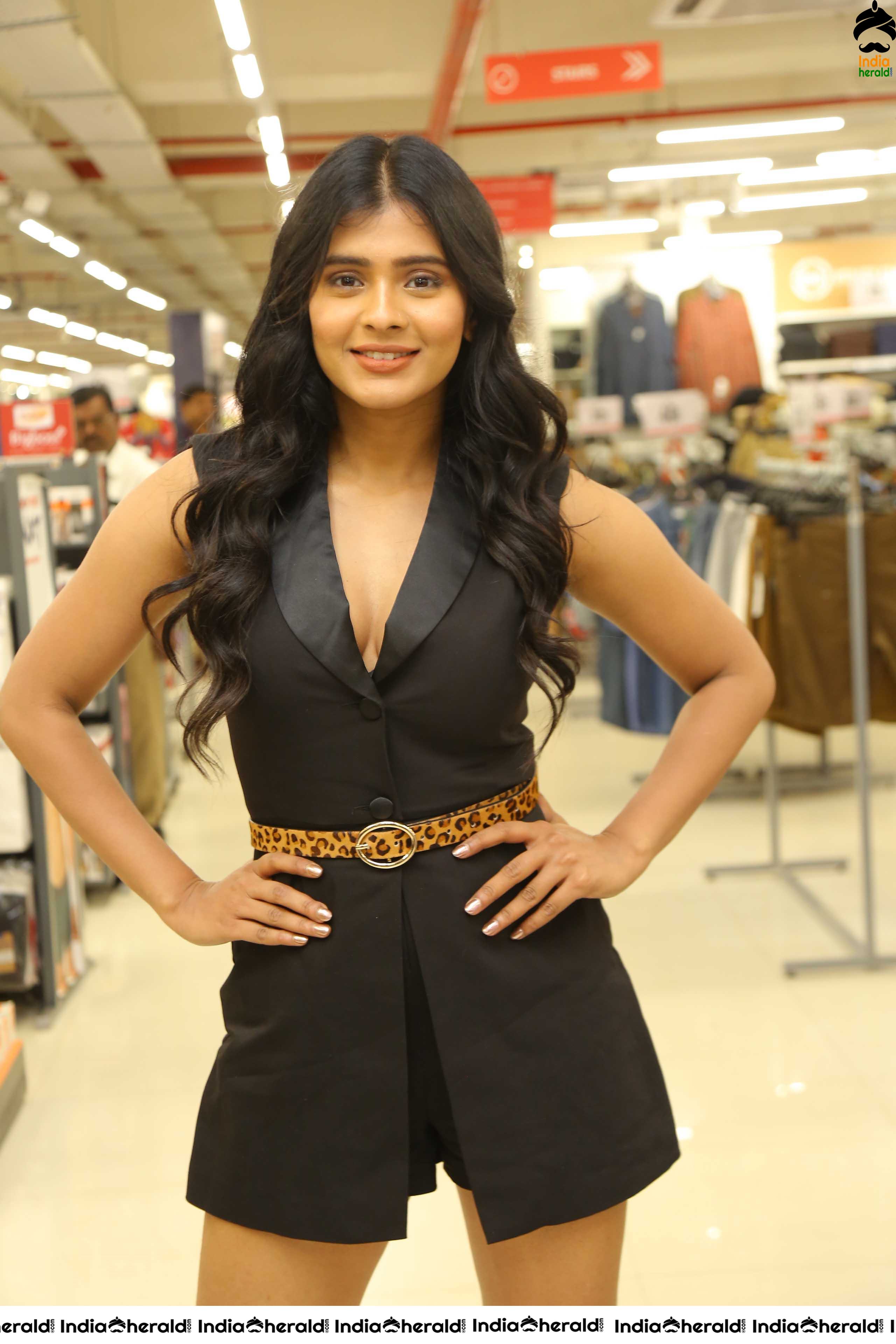 Hebah Patel and Rukshar Dillon Unveils Poster at Pre Launch Celebrations of Free Shopping Weekend by BRAND FACTORY Set 2