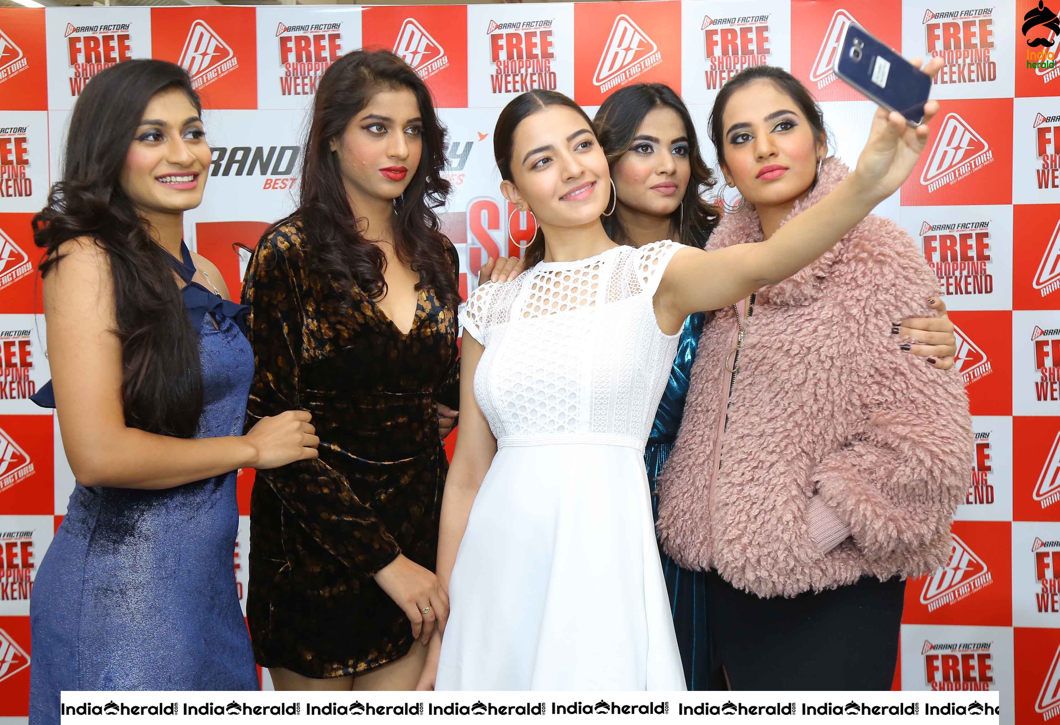Hebah Patel and Rukshar Dillon Unveils Poster at Pre Launch Celebrations of Free Shopping Weekend by BRAND FACTORY Set 3