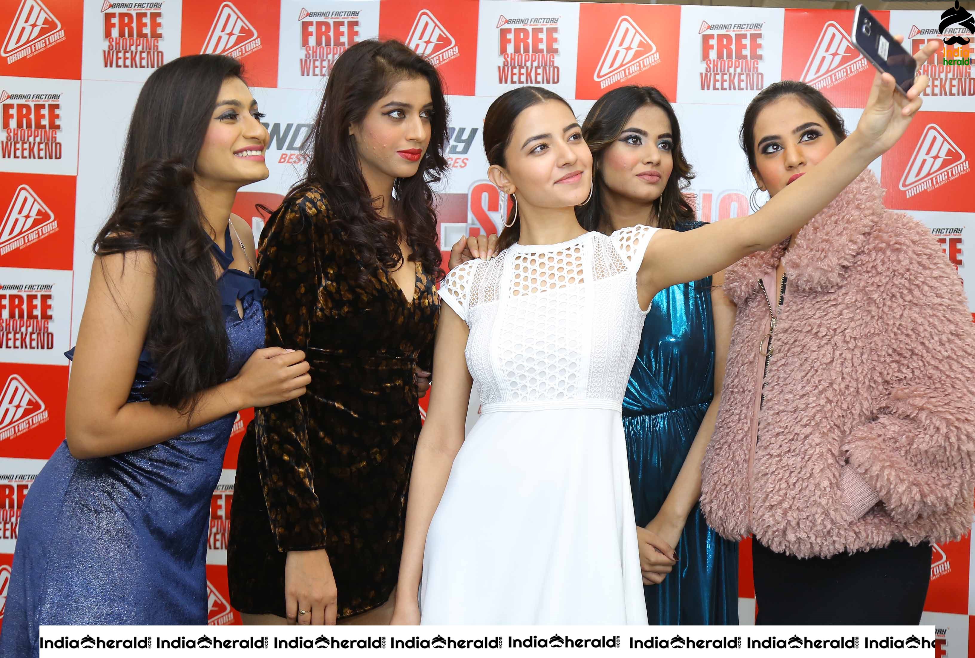 Hebah Patel and Rukshar Dillon Unveils Poster at Pre Launch Celebrations of Free Shopping Weekend by BRAND FACTORY Set 3