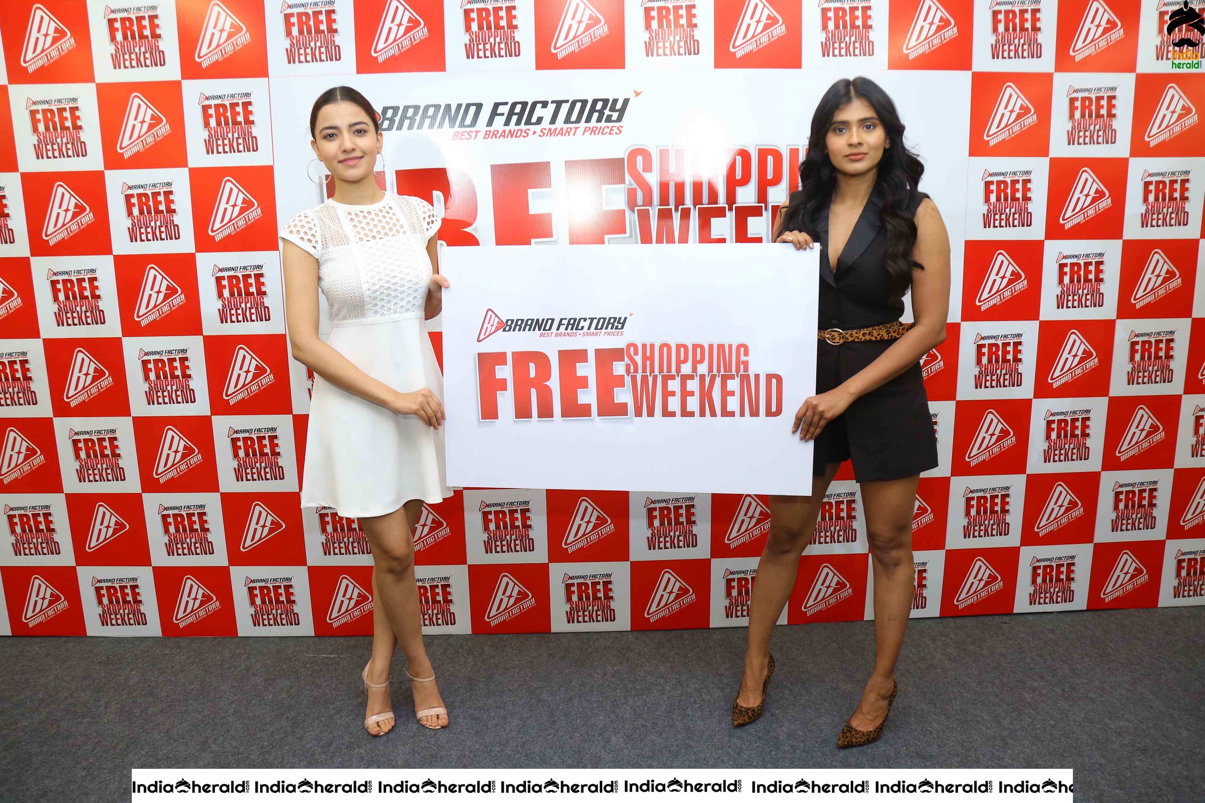 Hebah Patel and Rukshar Dillon Unveils Poster at Pre Launch Celebrations of Free Shopping Weekend by BRAND FACTORY Set 4