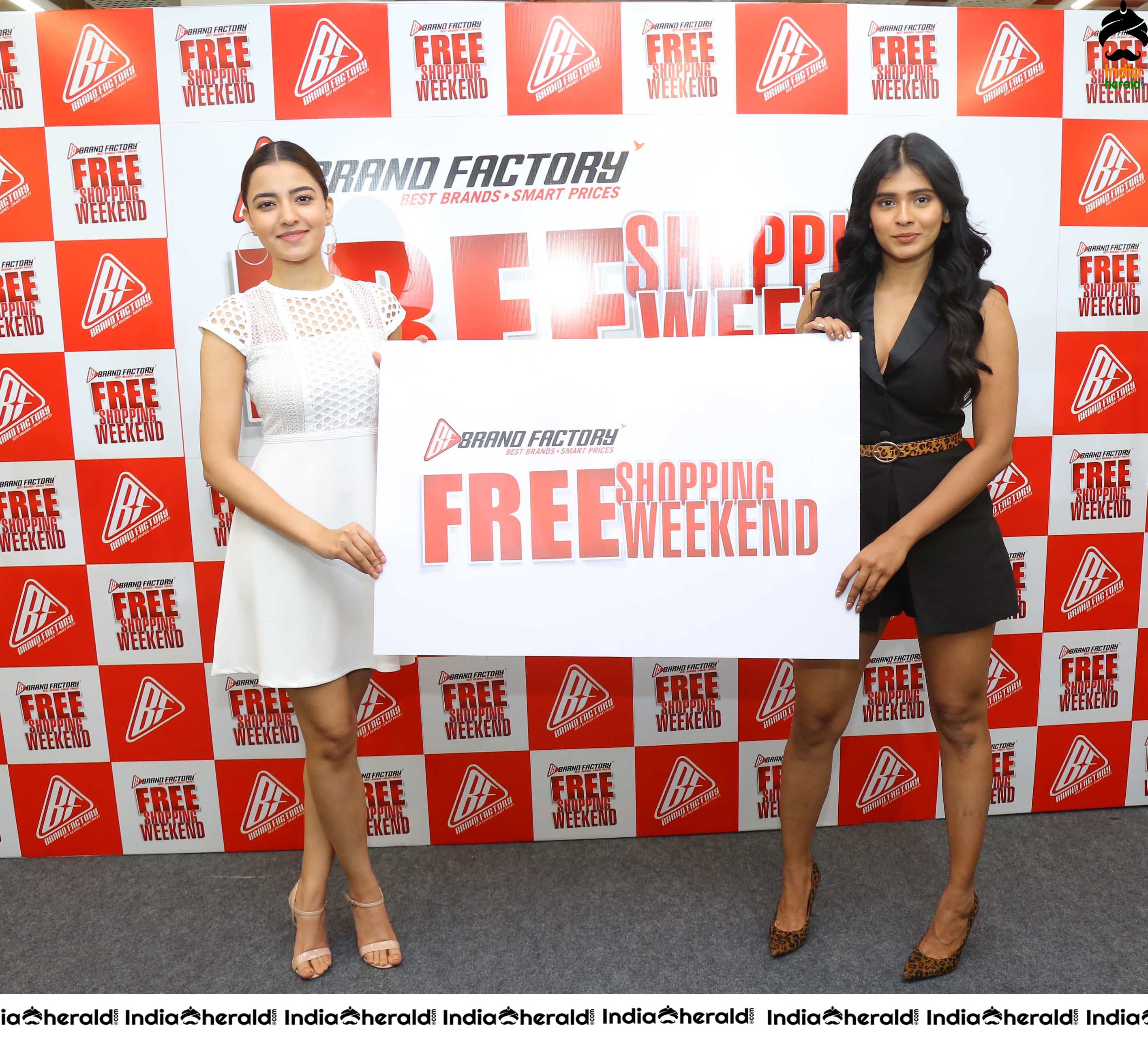 Hebah Patel and Rukshar Dillon Unveils Poster at Pre Launch Celebrations of Free Shopping Weekend by BRAND FACTORY Set 4