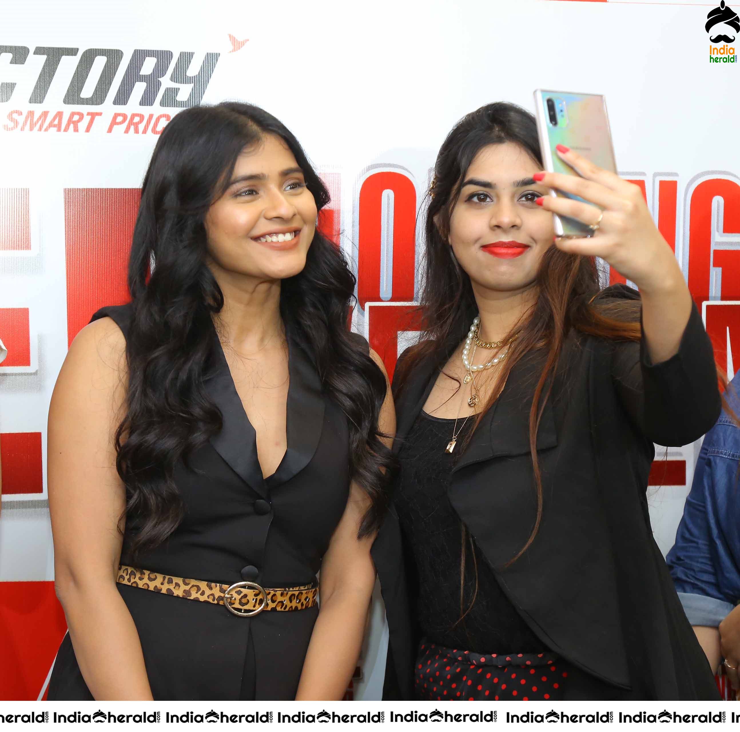 Hebah Patel and Rukshar Dillon Unveils Poster at Pre Launch Celebrations of Free Shopping Weekend by BRAND FACTORY Set 4