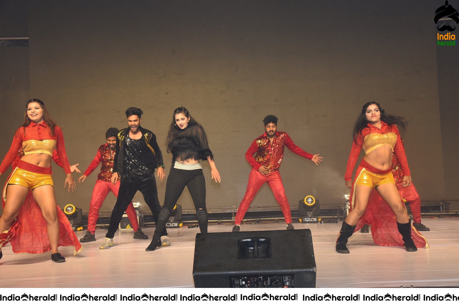 Hot Dance on the stage by Dancers at Dabangg 3 Event Set 2