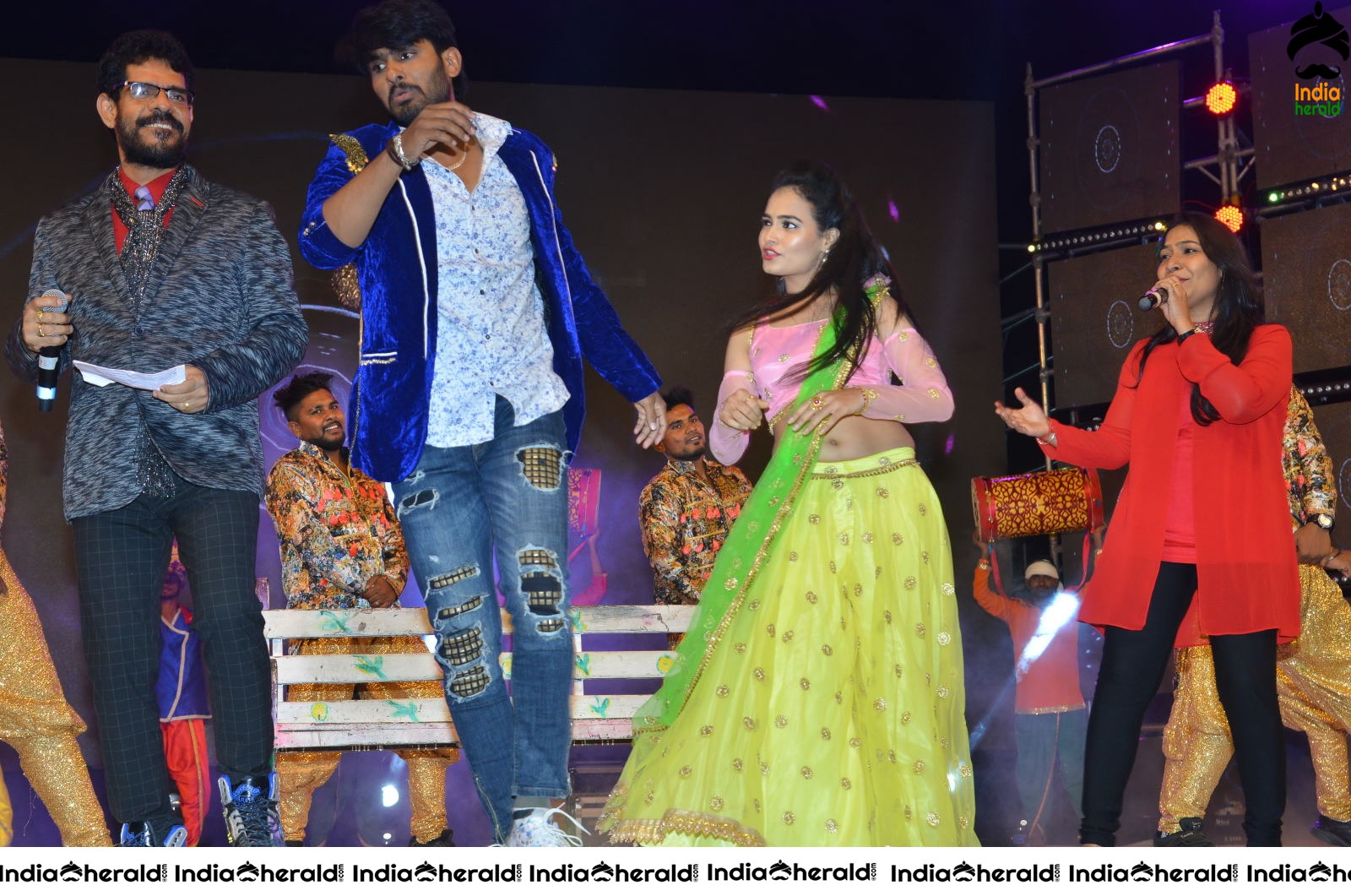 Hot Kiara Advani and Ram Charan at VVR Throwback Event Photos Set 3