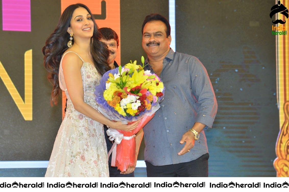 Hot Kiara Advani and Ram Charan at VVR Throwback Event Photos Set 4