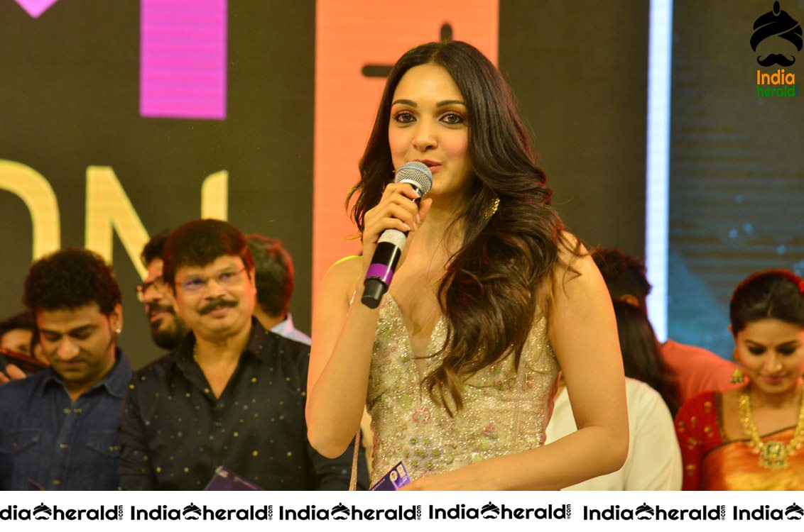 Hot Kiara Advani and Ram Charan at VVR Throwback Event Photos Set 5