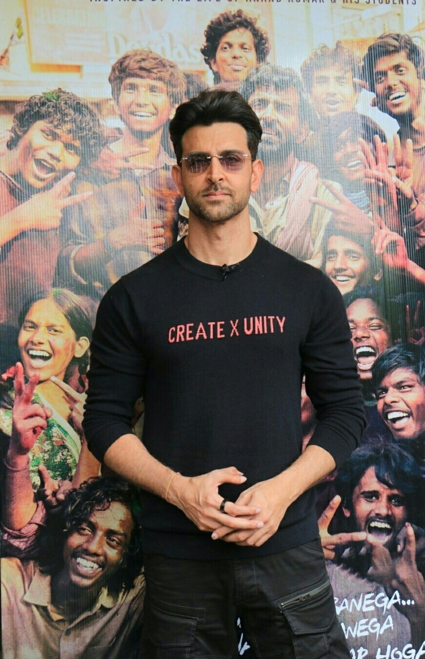 Hrithik Roshan Mrunal Thakur At Super 30 Promotions