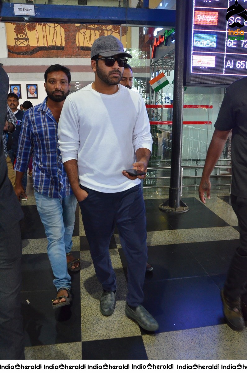 Jaanu Team Photos at Vizag Airport Set 2