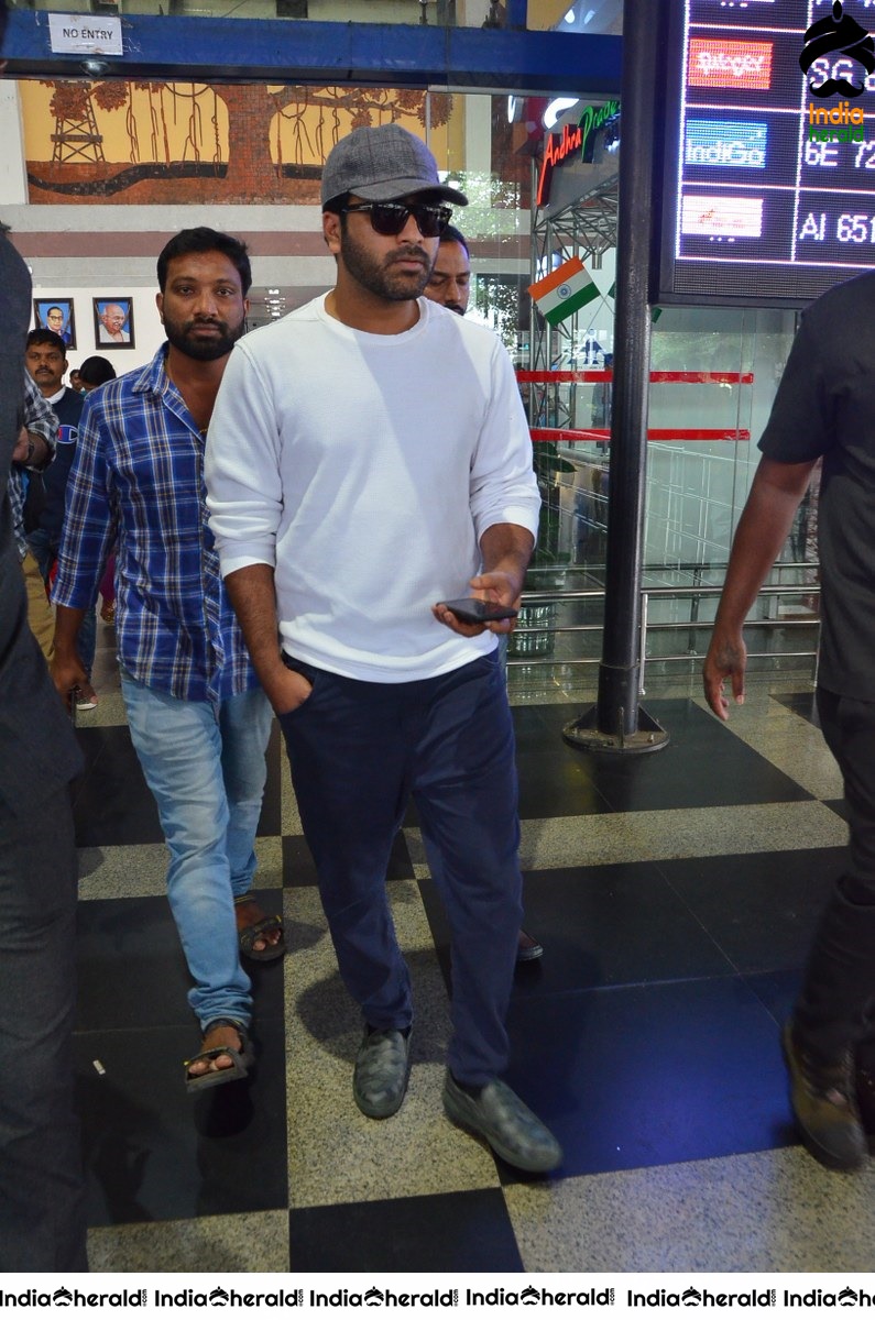 Jaanu Team Photos at Vizag Airport Set 2