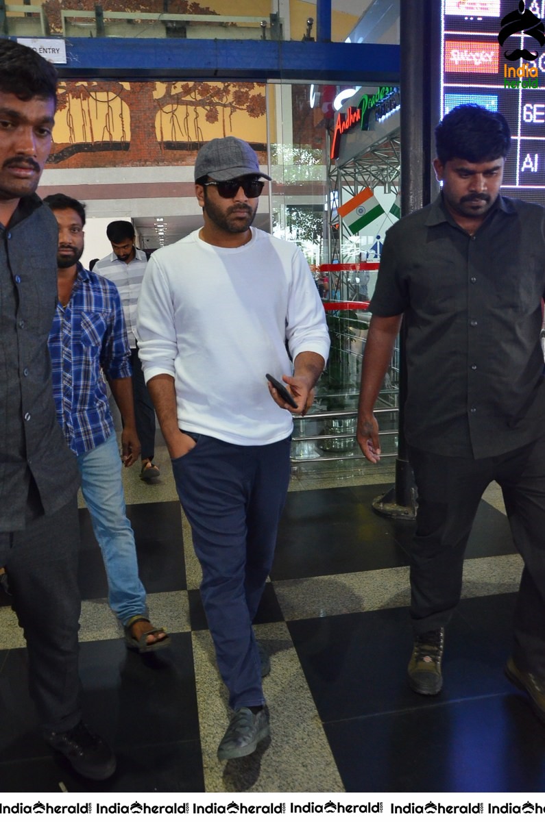 Jaanu Team Photos at Vizag Airport Set 2